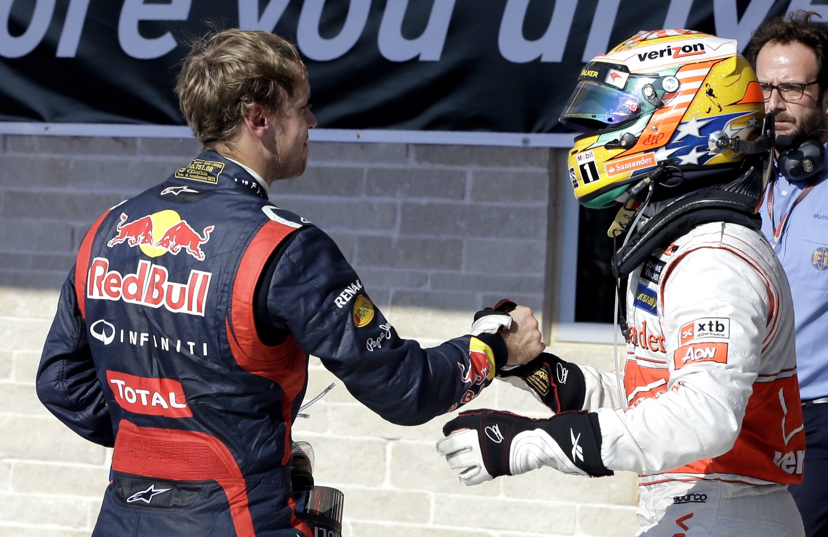 Sebastian Vettel gratuluje Hamiltonovi