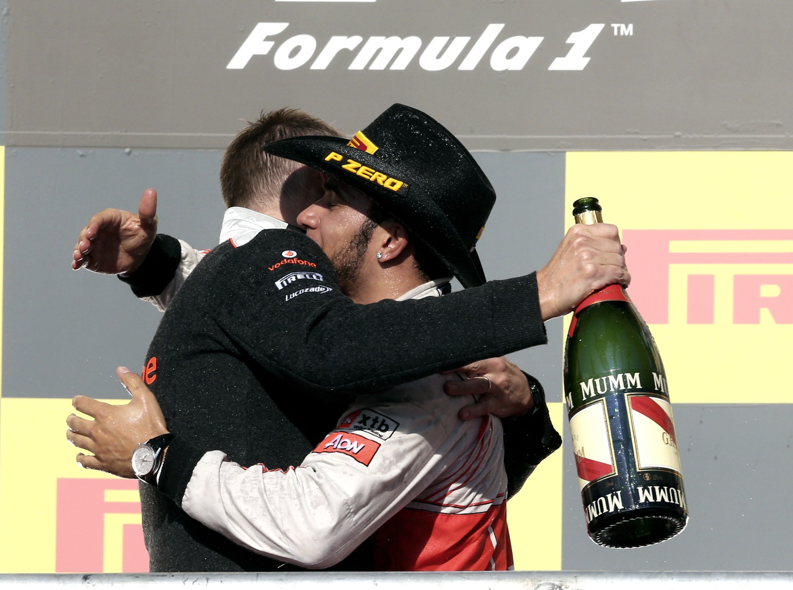 Oslavujúci Lewis Hamilton