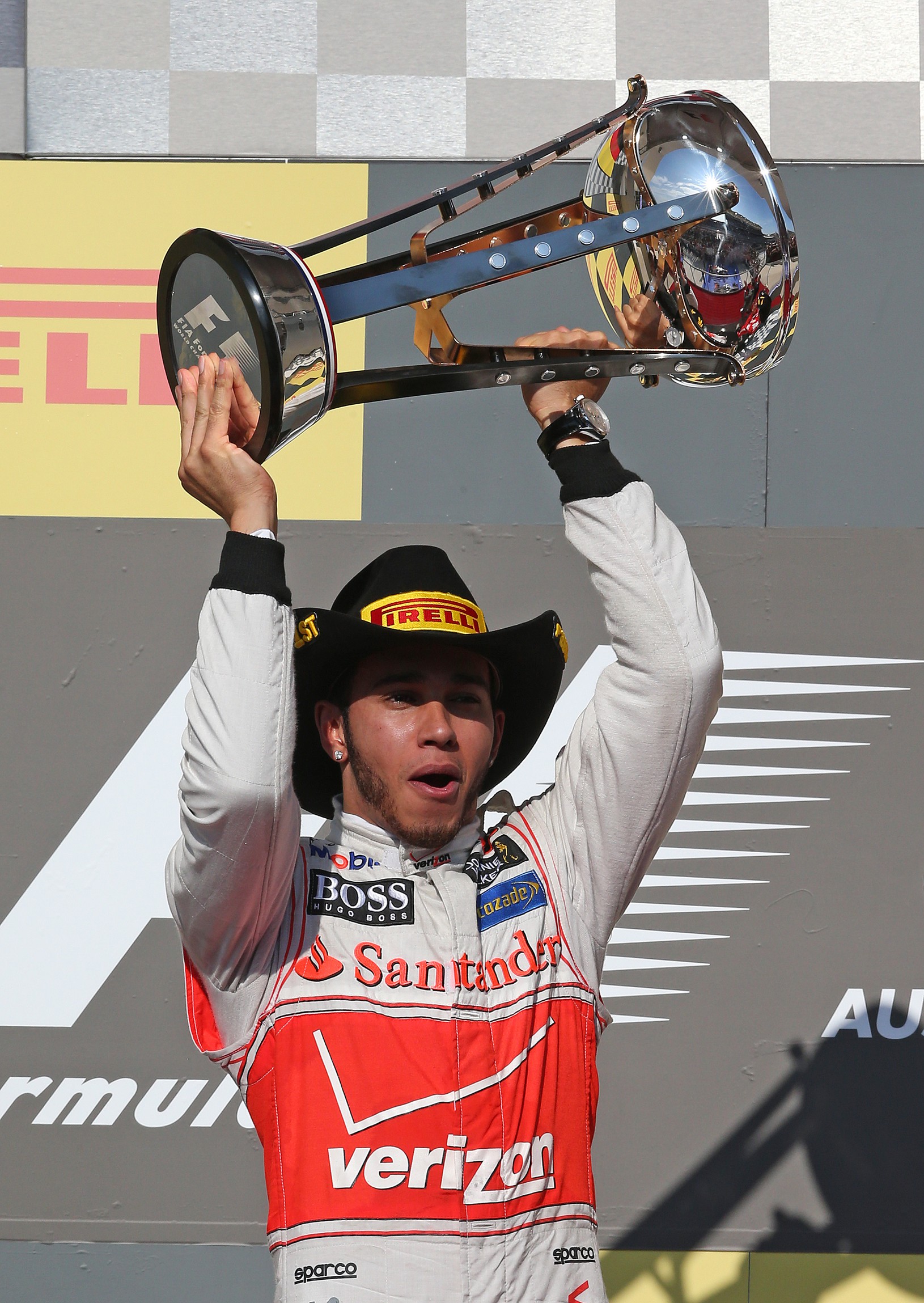 Lewis Hamilton s trofejou