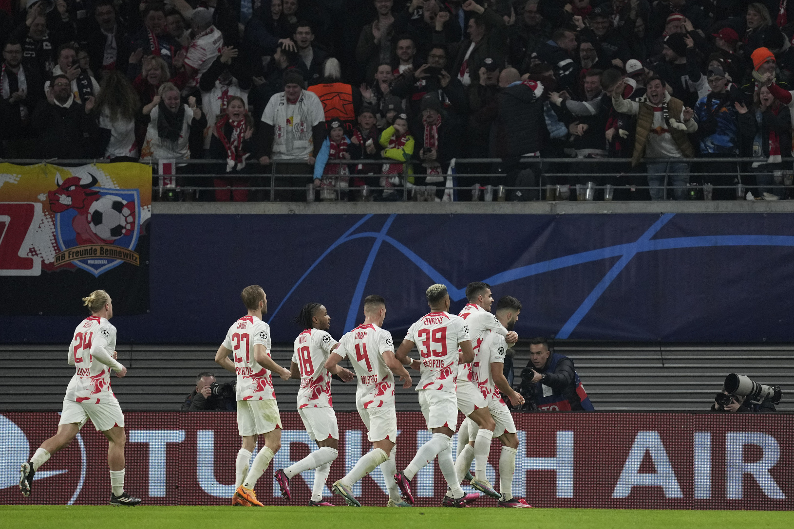 Futbalisti Lipska oslavujú gól