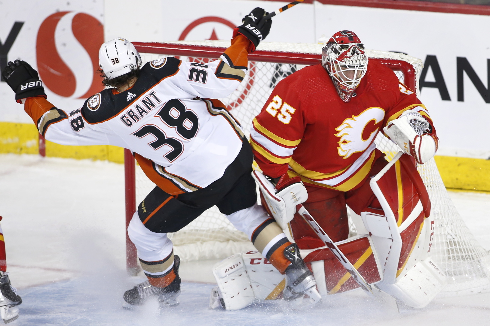 Derek Grant (Anaheim) pred
