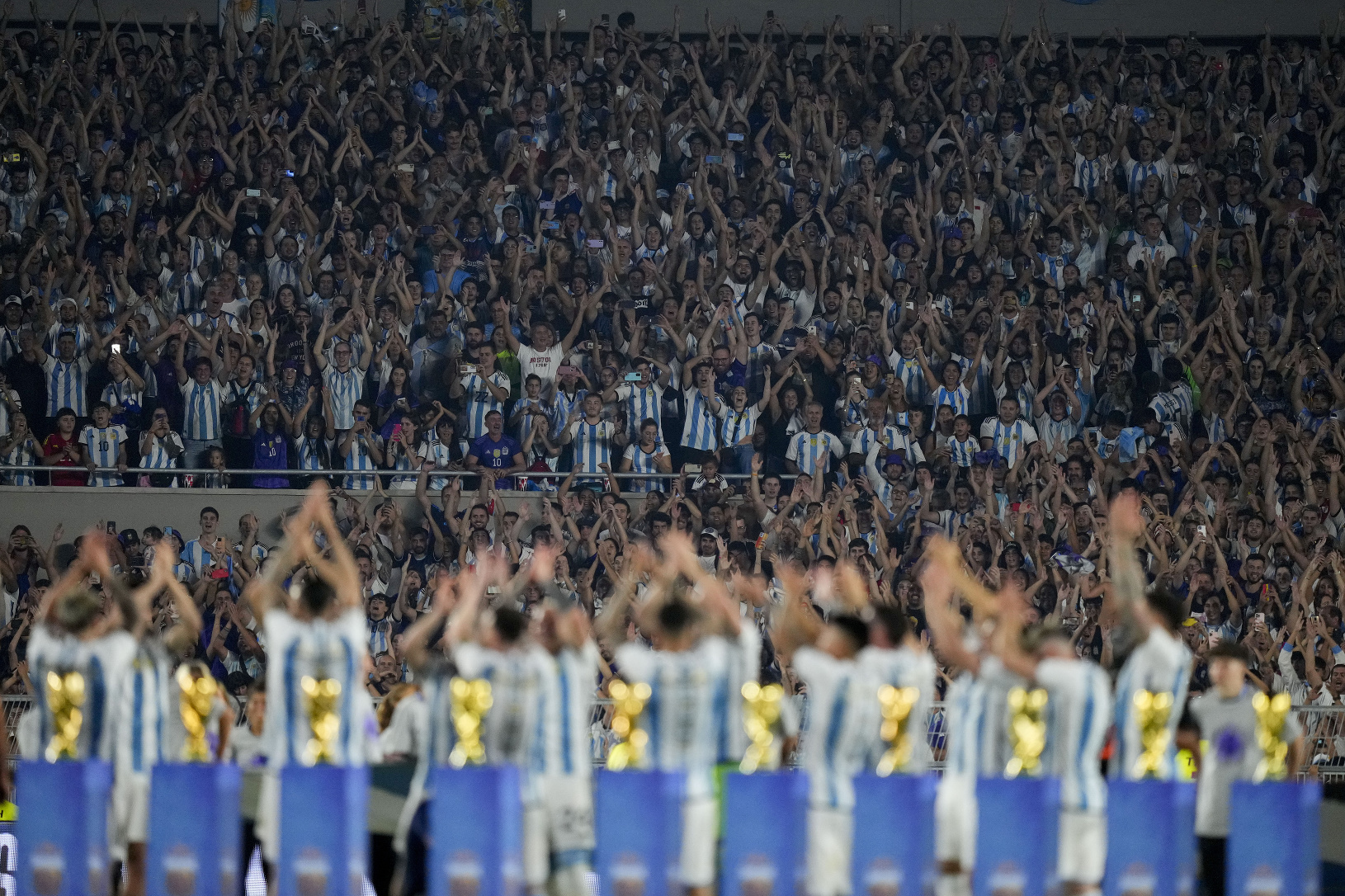 Argentínski futbalisti ďakujú fanúšikom