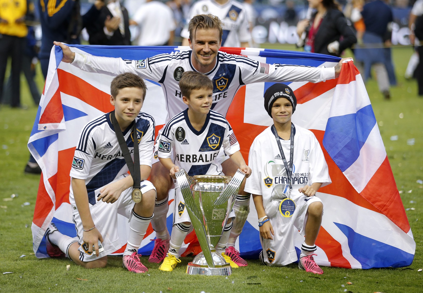 David Beckham s trofejou