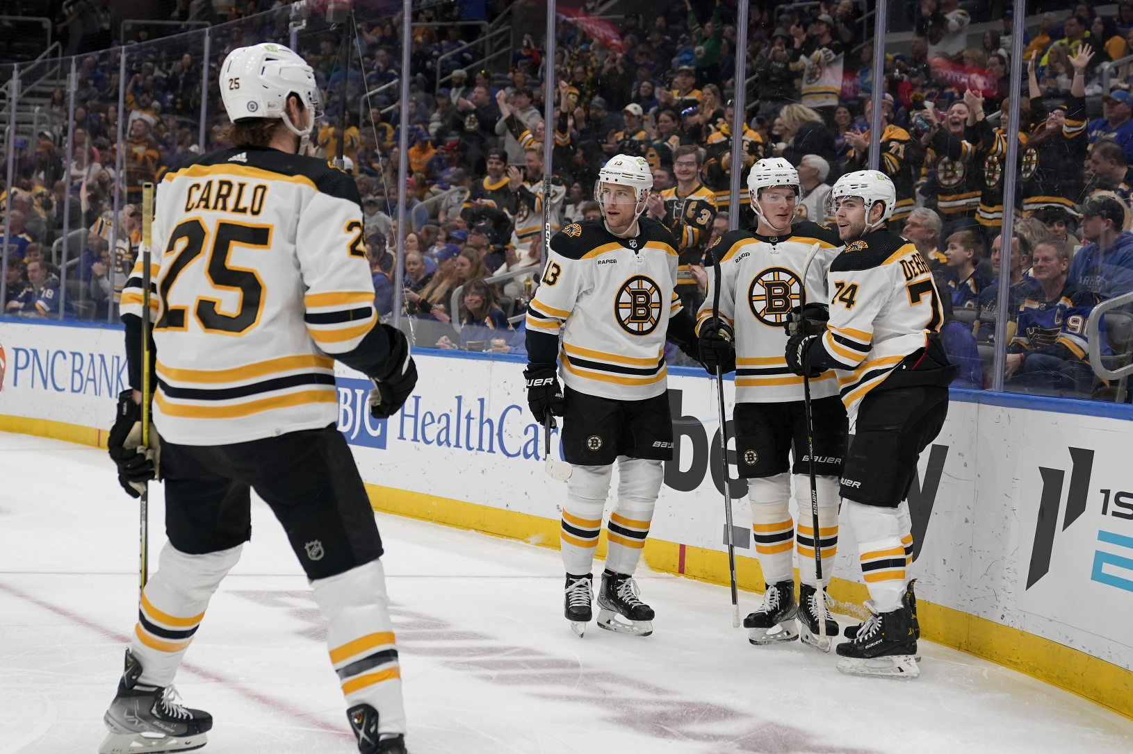 Hokejisti Bostonu Bruins oslavujú