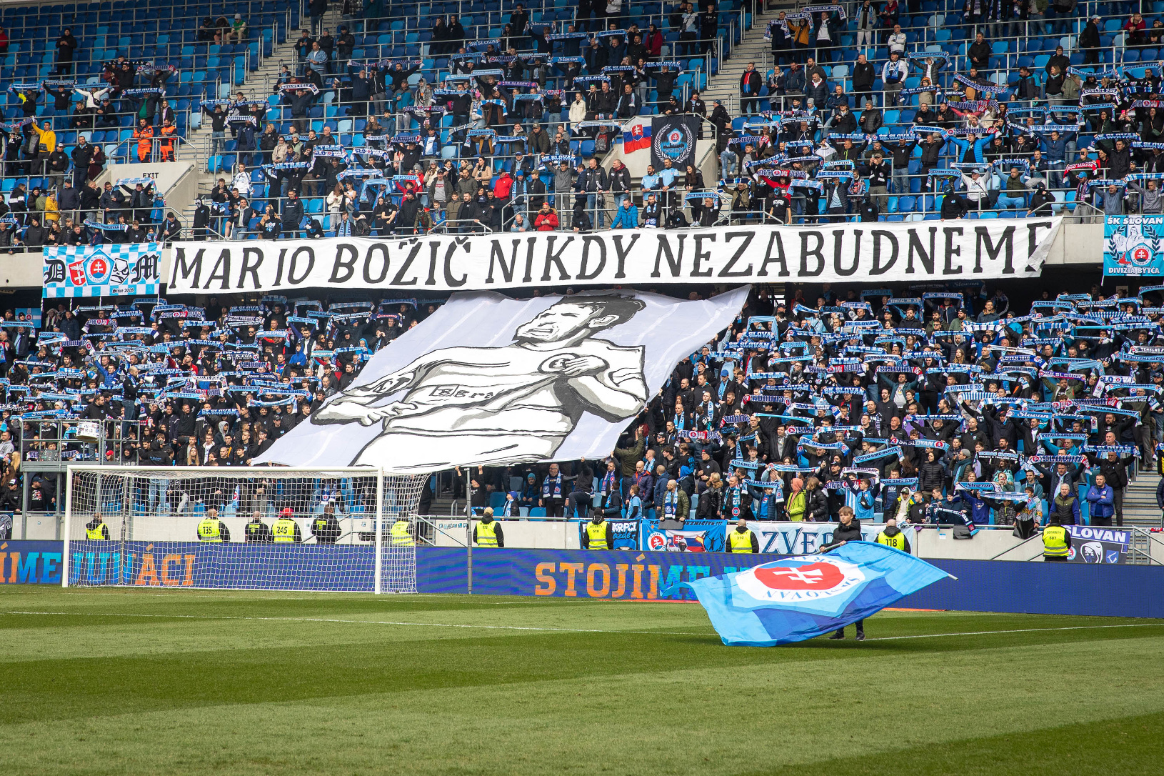 Fanúšikovia Slovana s transparentom