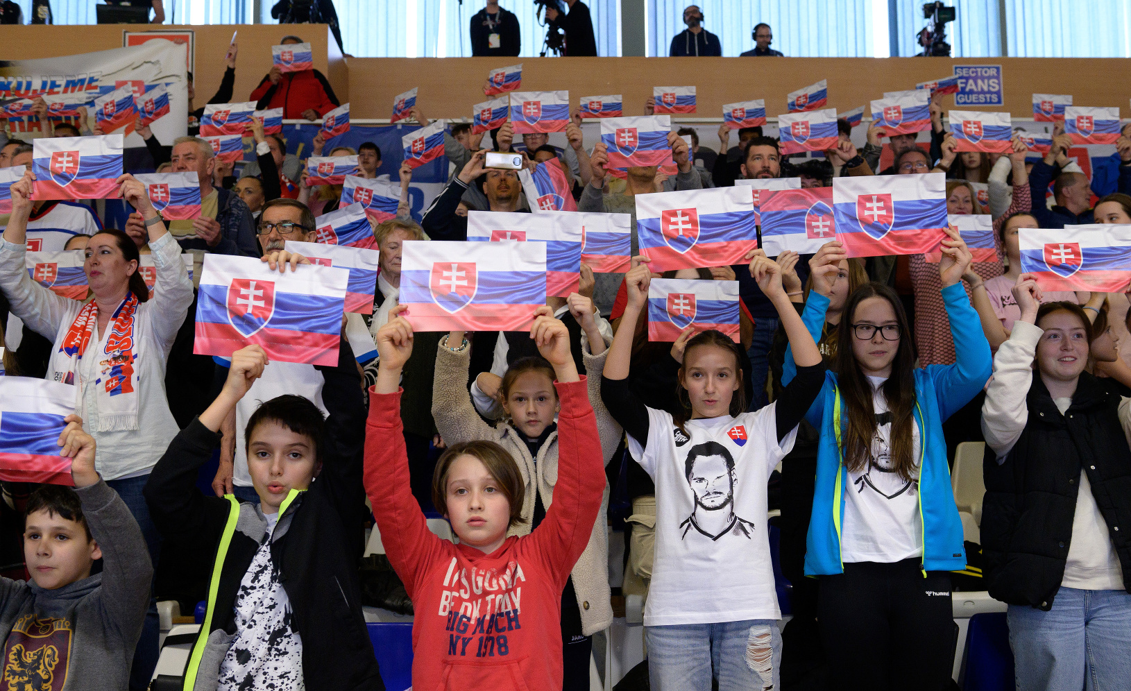 Fanúšikovia držia slovenské vlajky