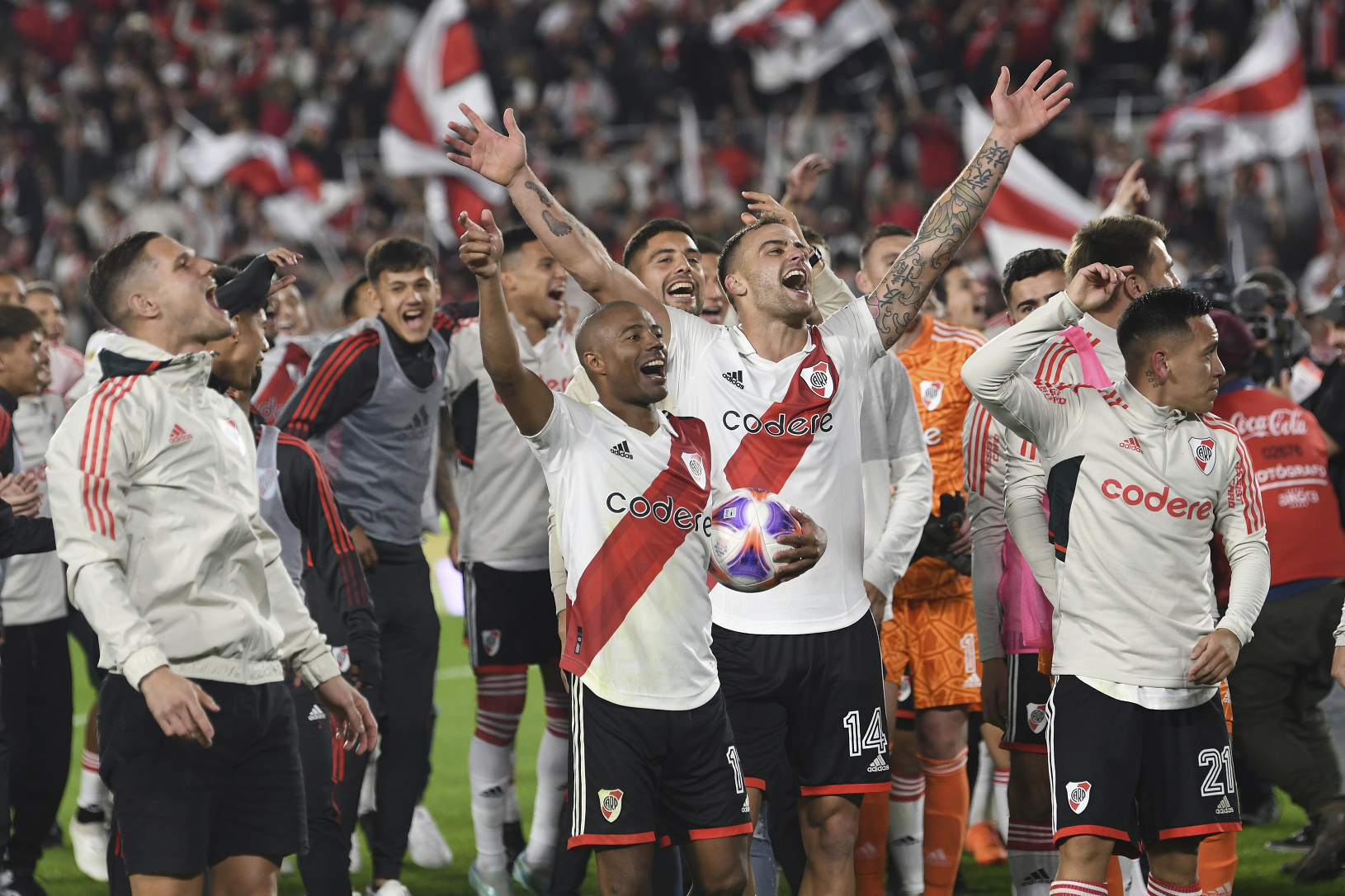 Hráči River Plate oslavujú