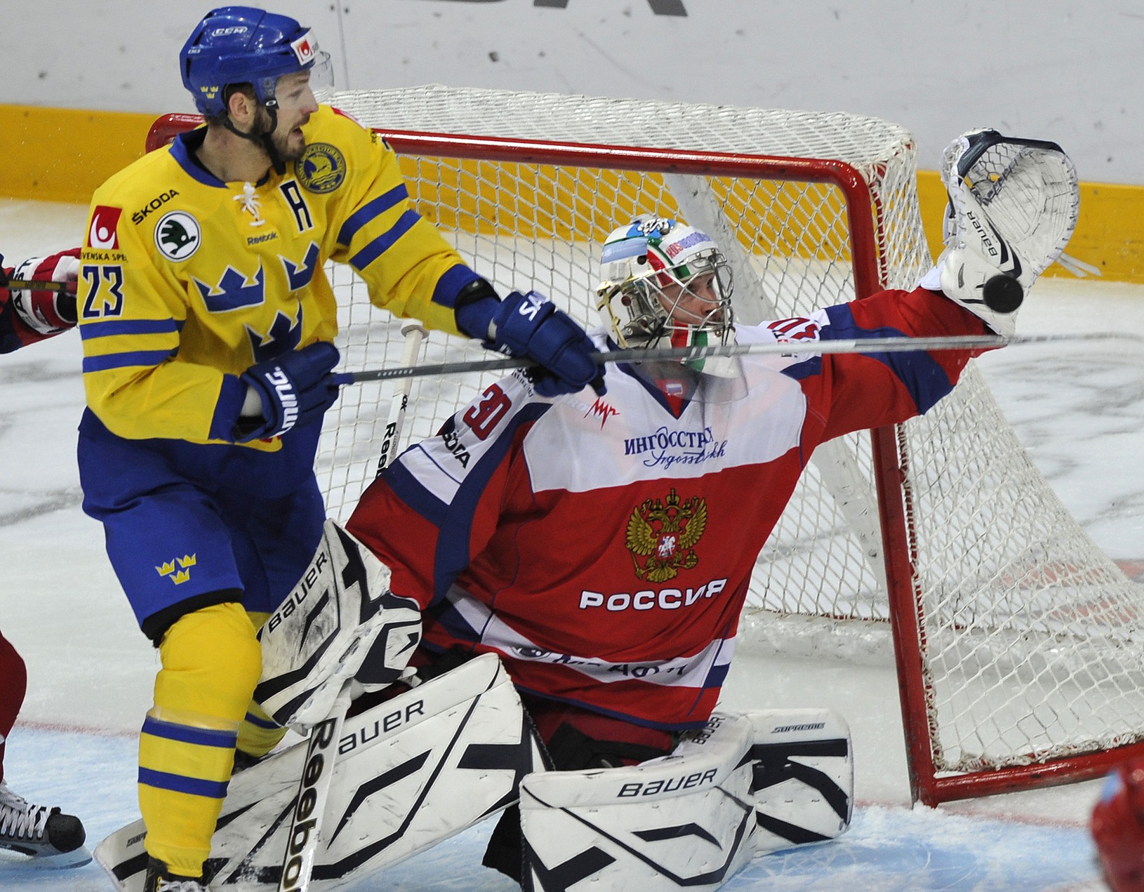 Konstantin Barulin zasahuje pred