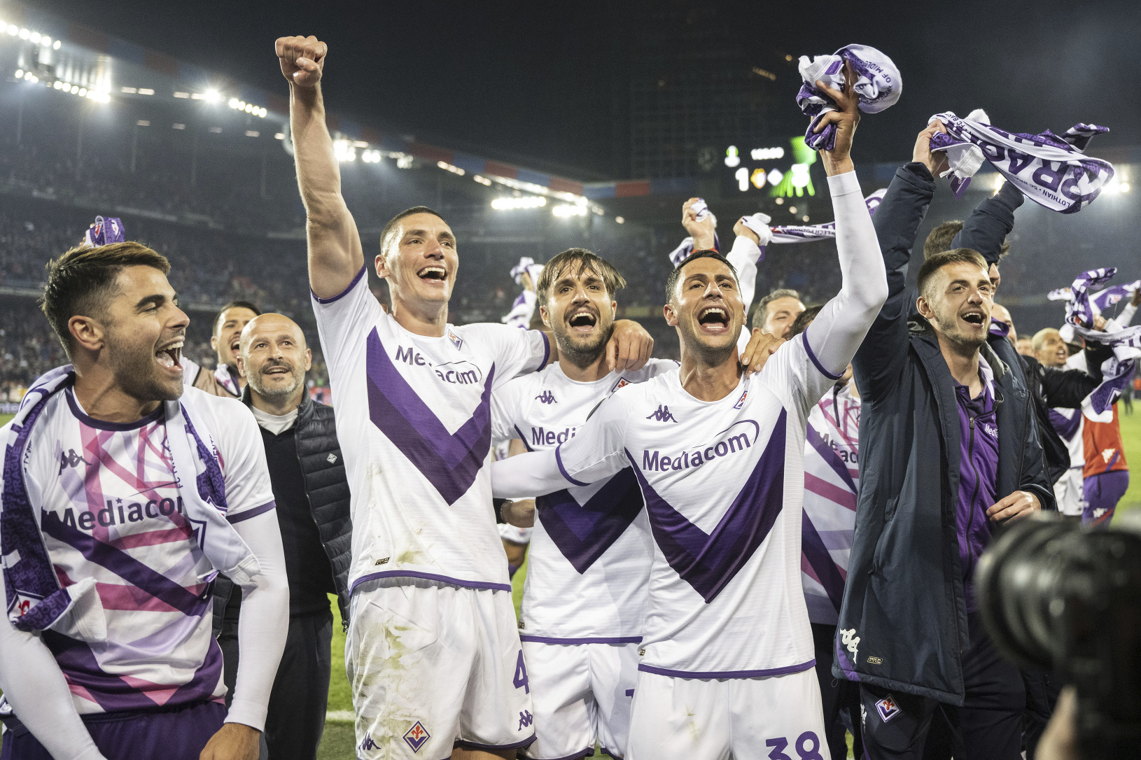 Futbalisti ACF Fiorentina oslavujú