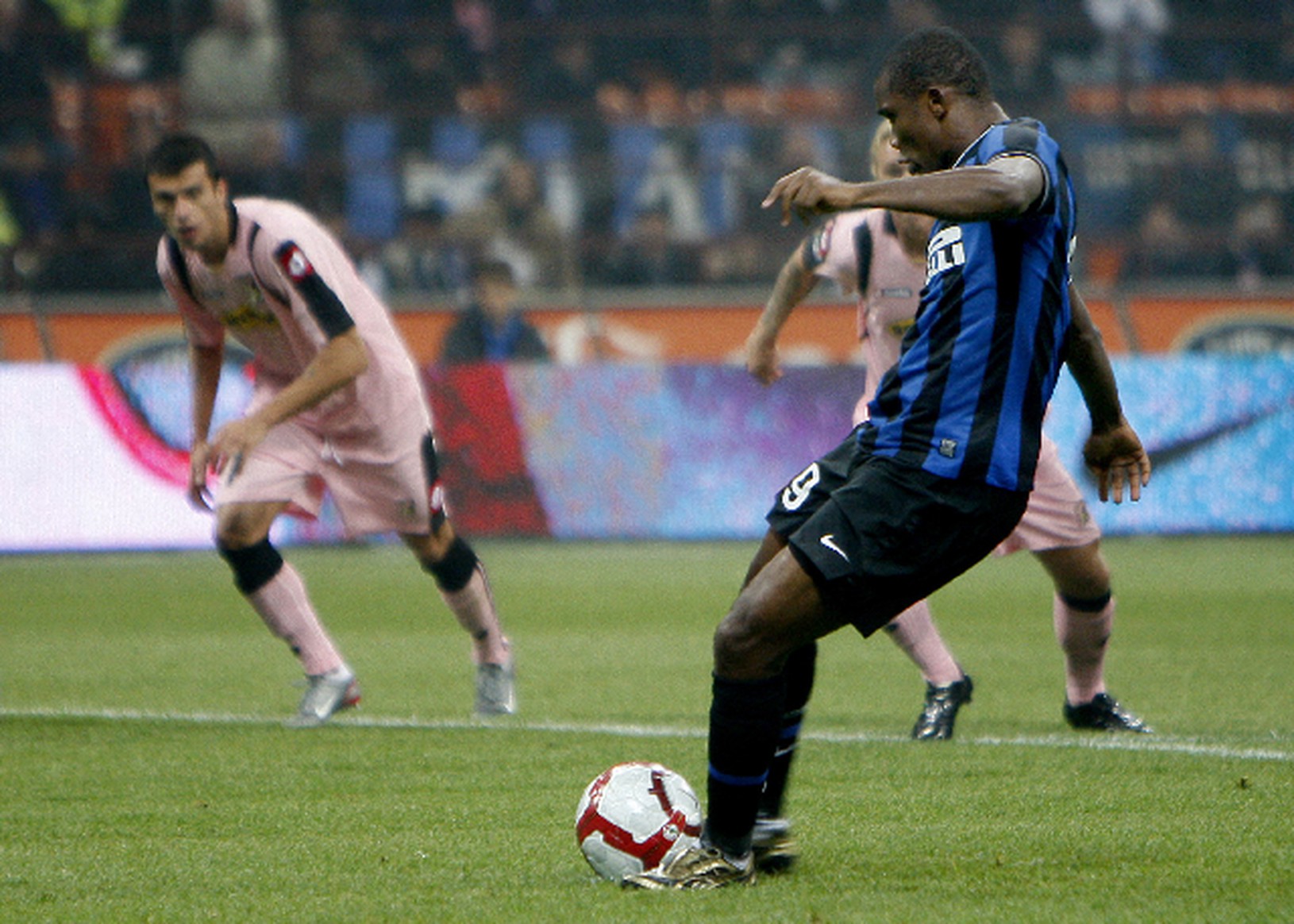 Samuel Eto centruje