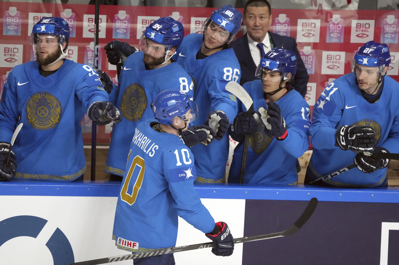 Kazašskí hokejisti sa radujú