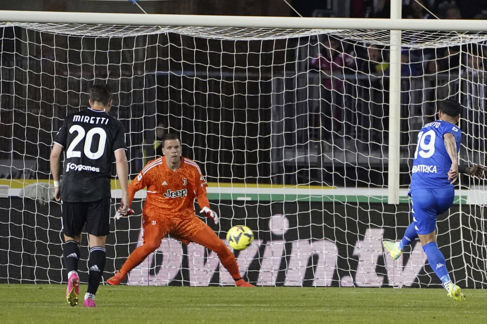 Francesco Caputo strieľa gól
