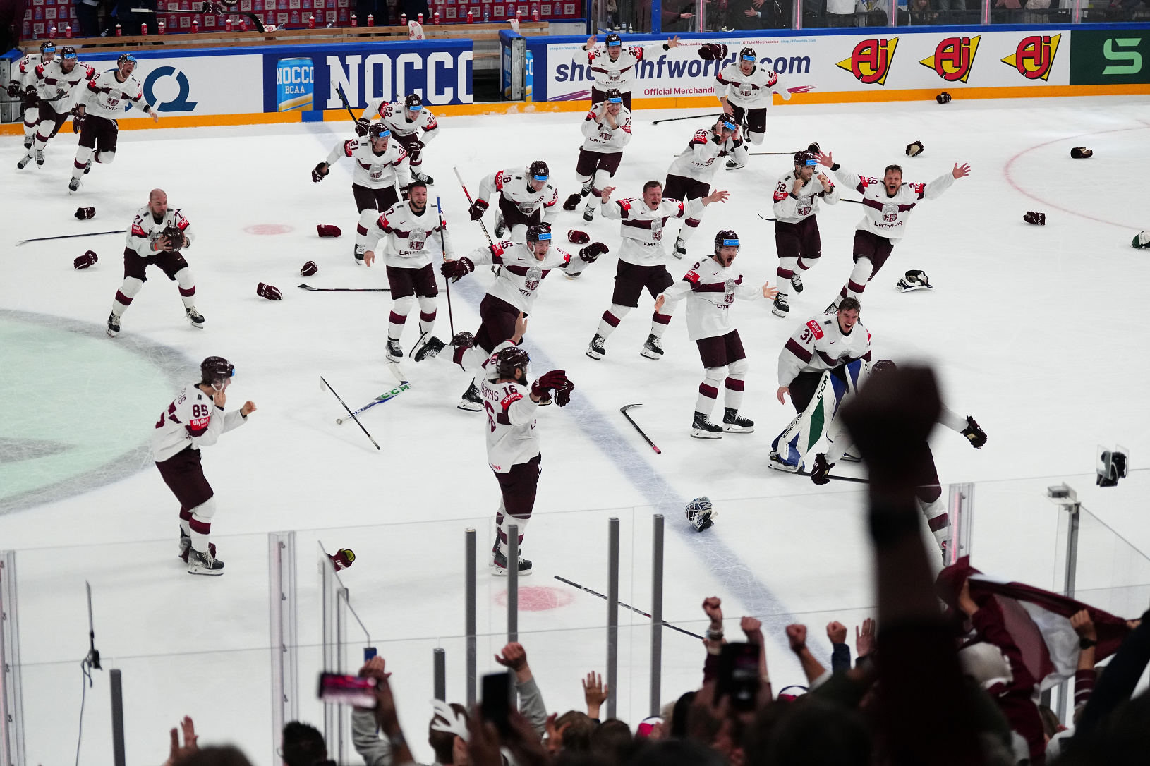 Lotyšskí hokejisti po triumfe