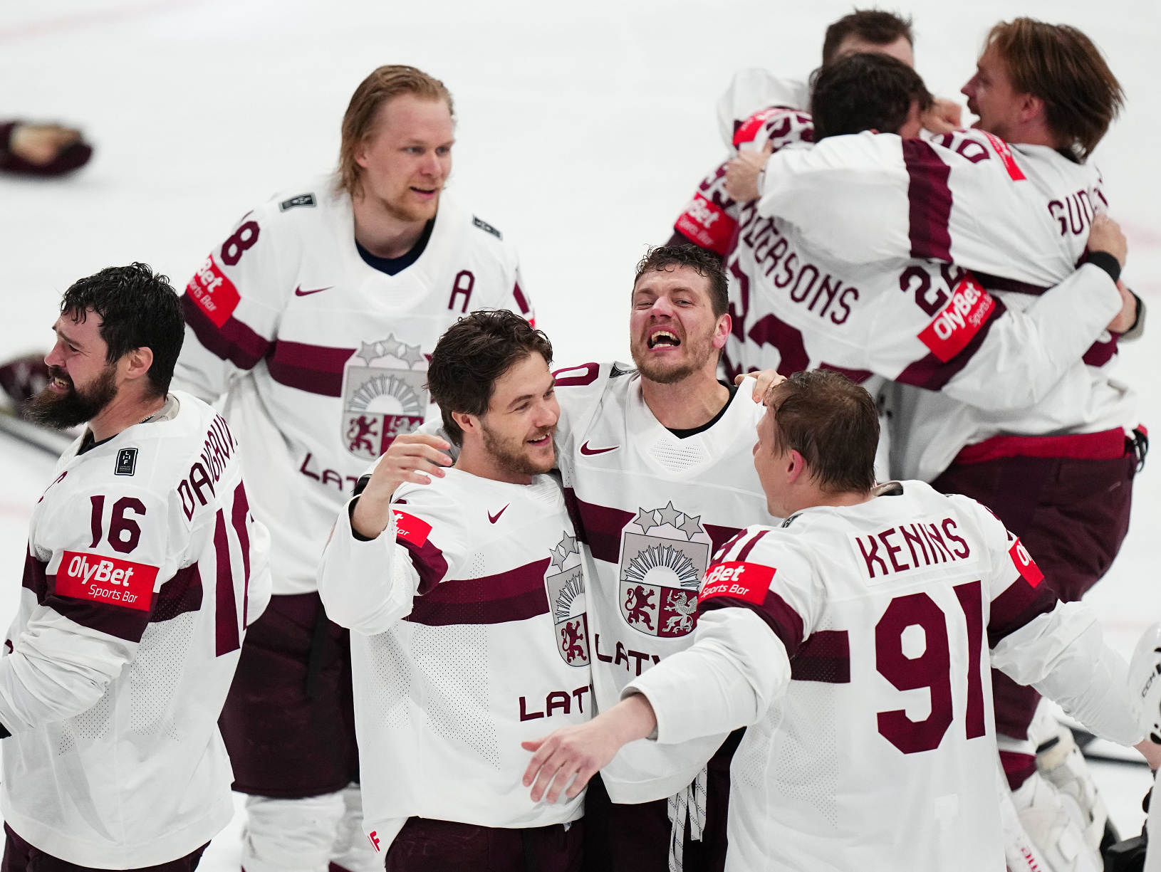 Lotyšskí hokejisti po triumfe