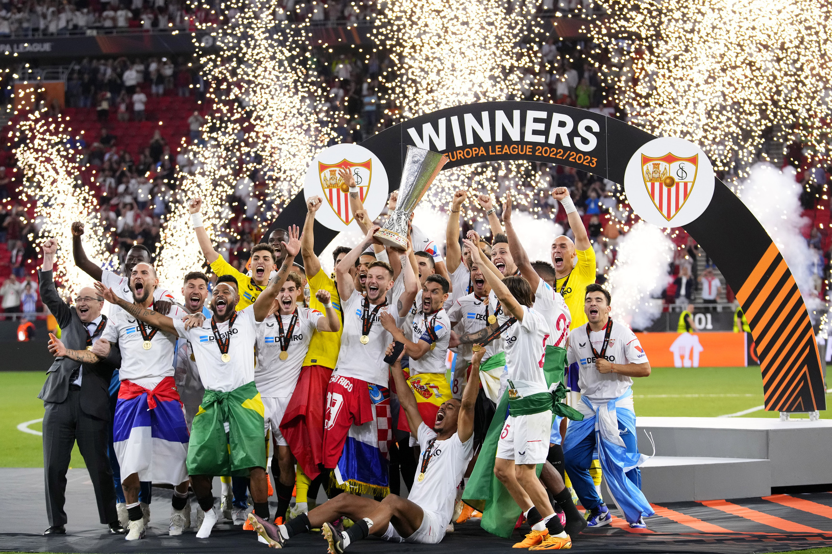 Futbalisti FC Sevilla oslavujú
