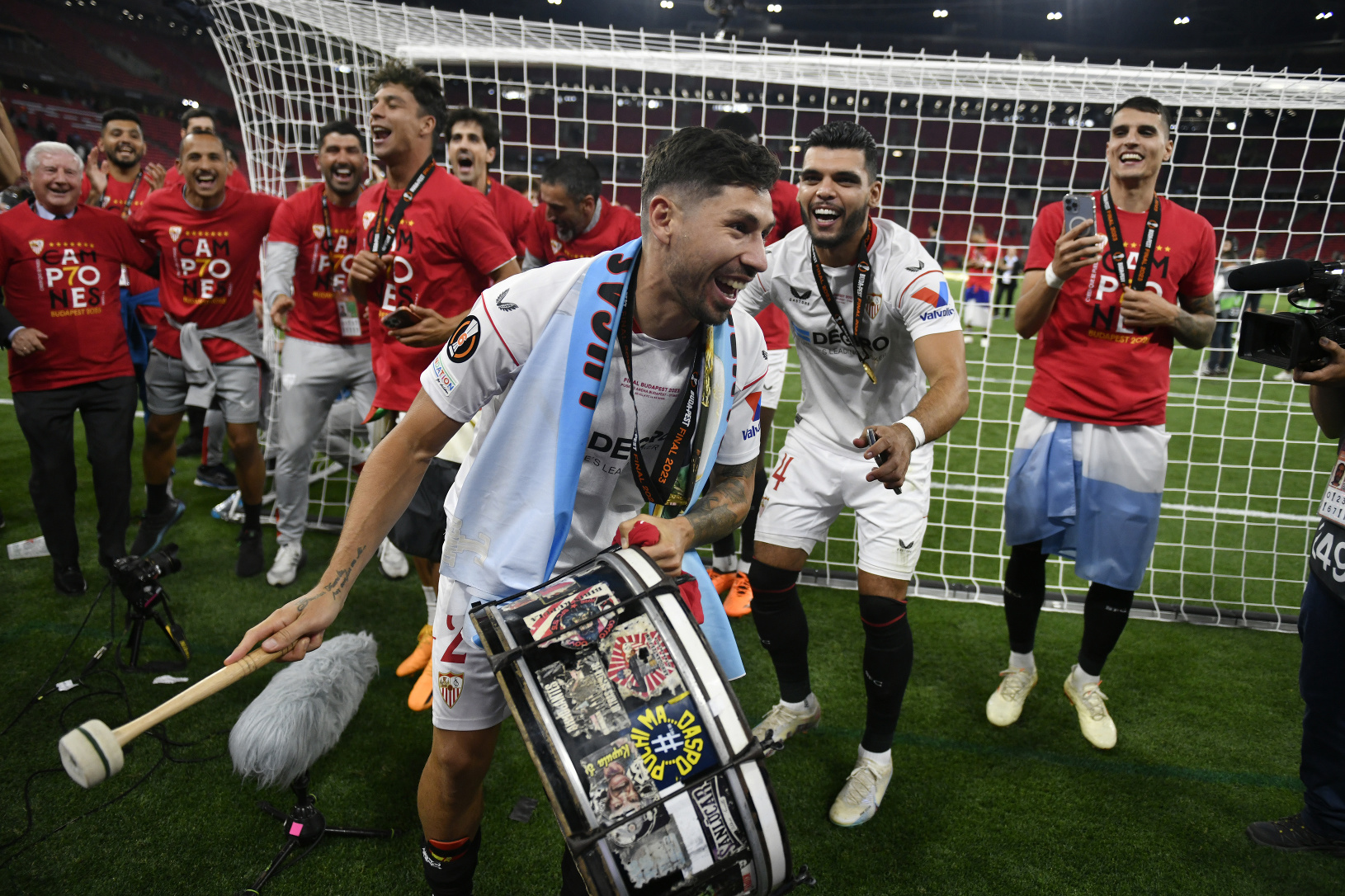 Futbalisti Sevilla FC oslavujú