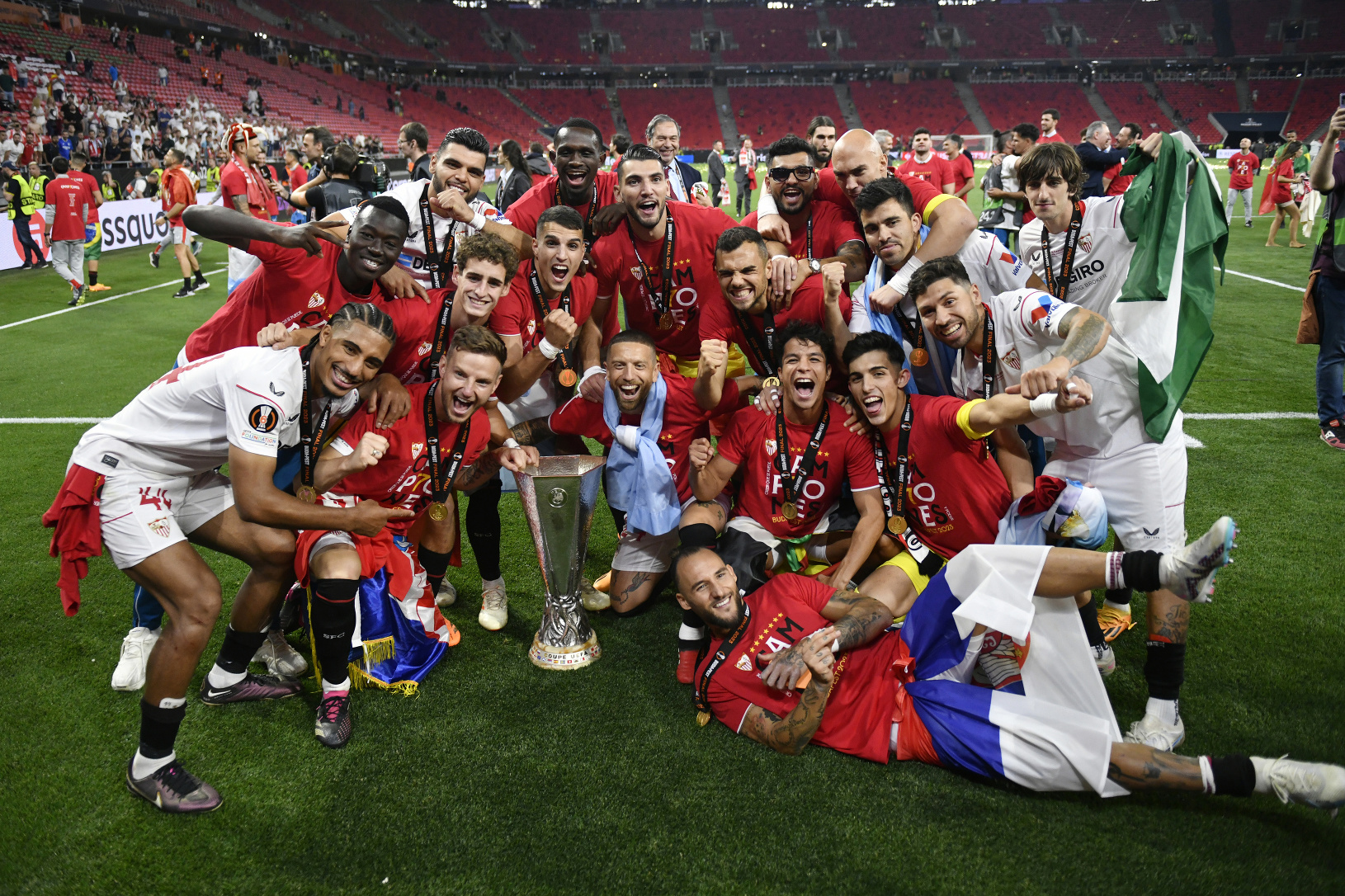 Futbalisti Sevilla FC oslavujú