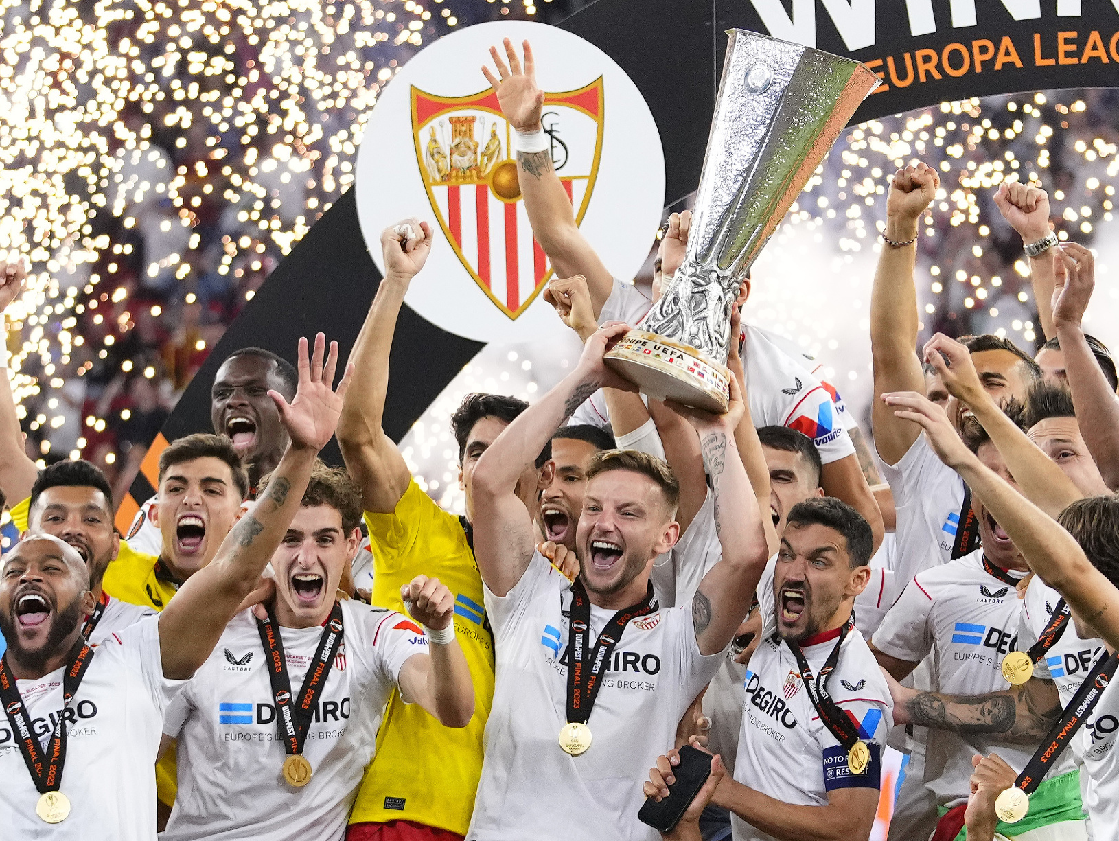Futbalisti FC Sevilla oslavujú