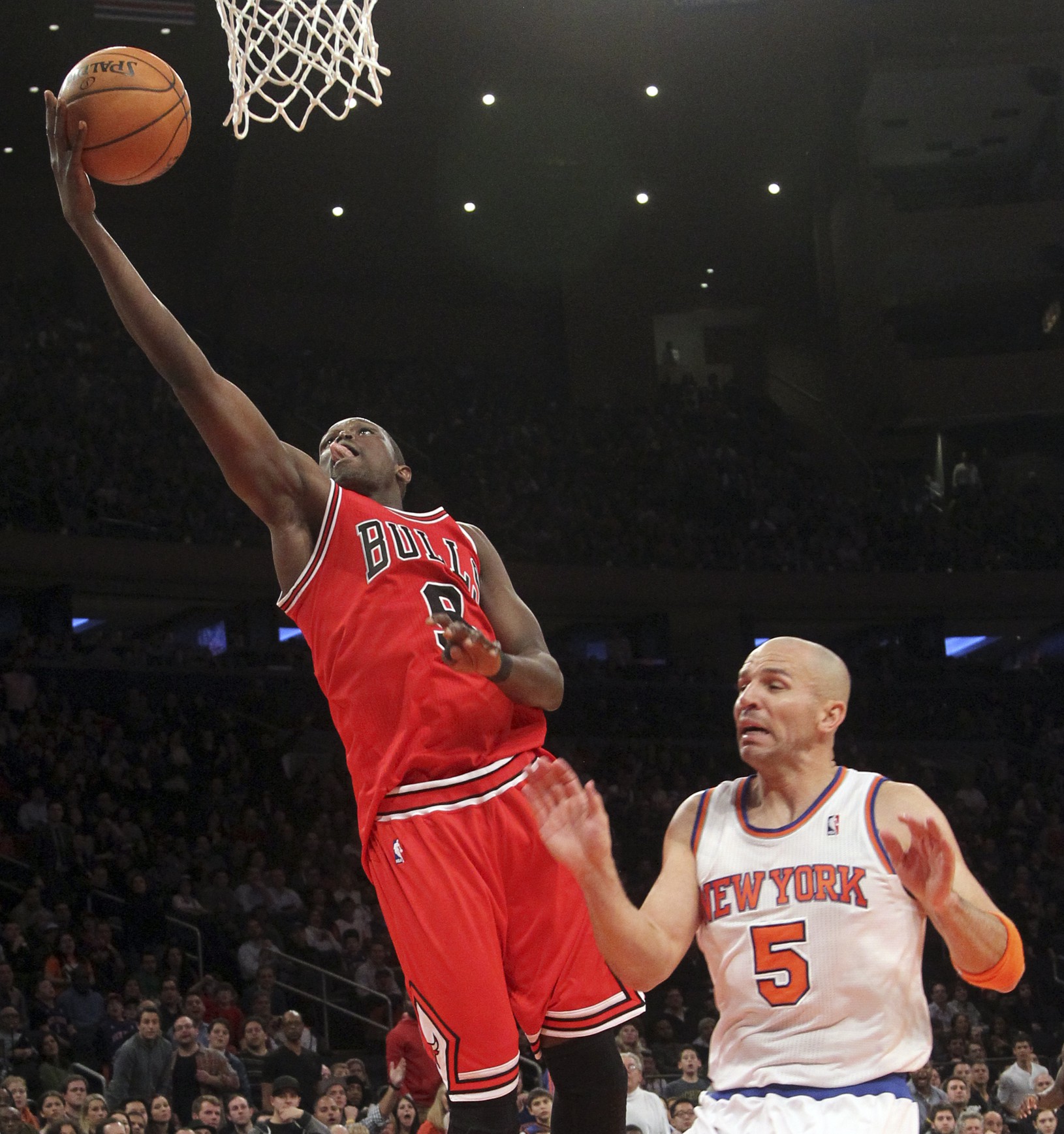 Luol Deng (vľavo) obchádza