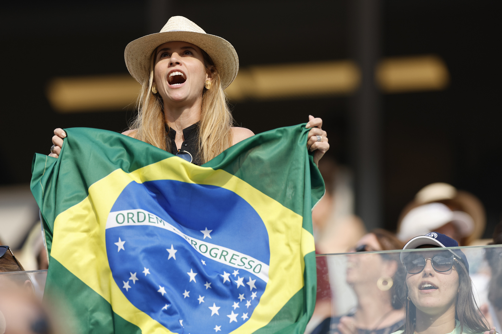 Brazílska fanúšička povzbudzuje