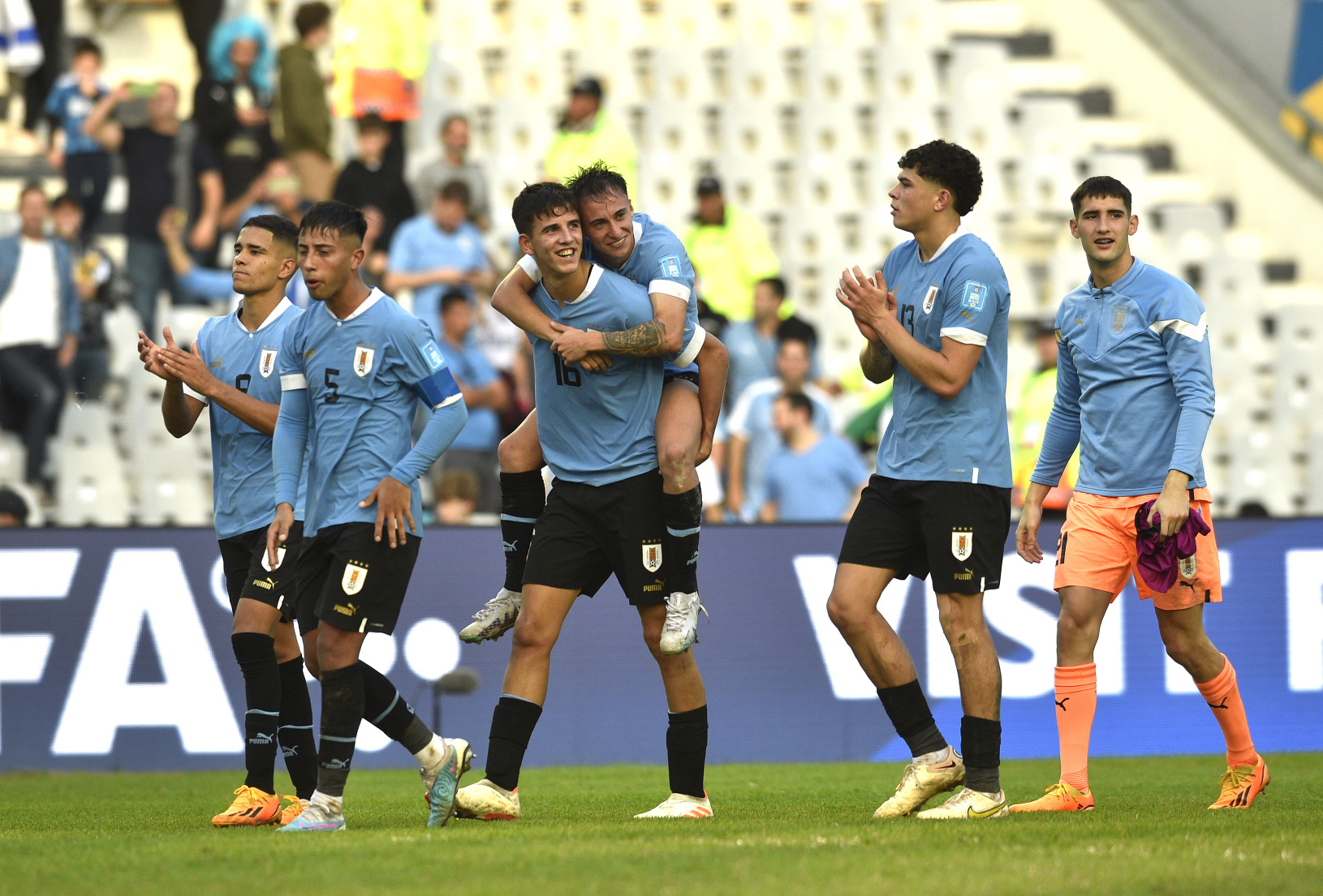 Uruguajskí hráči oslavujú po