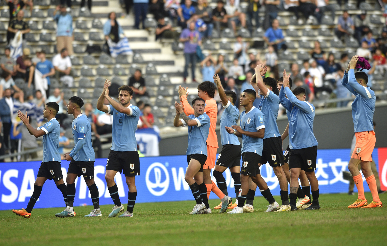 Uruguajskí hráči oslavujú po