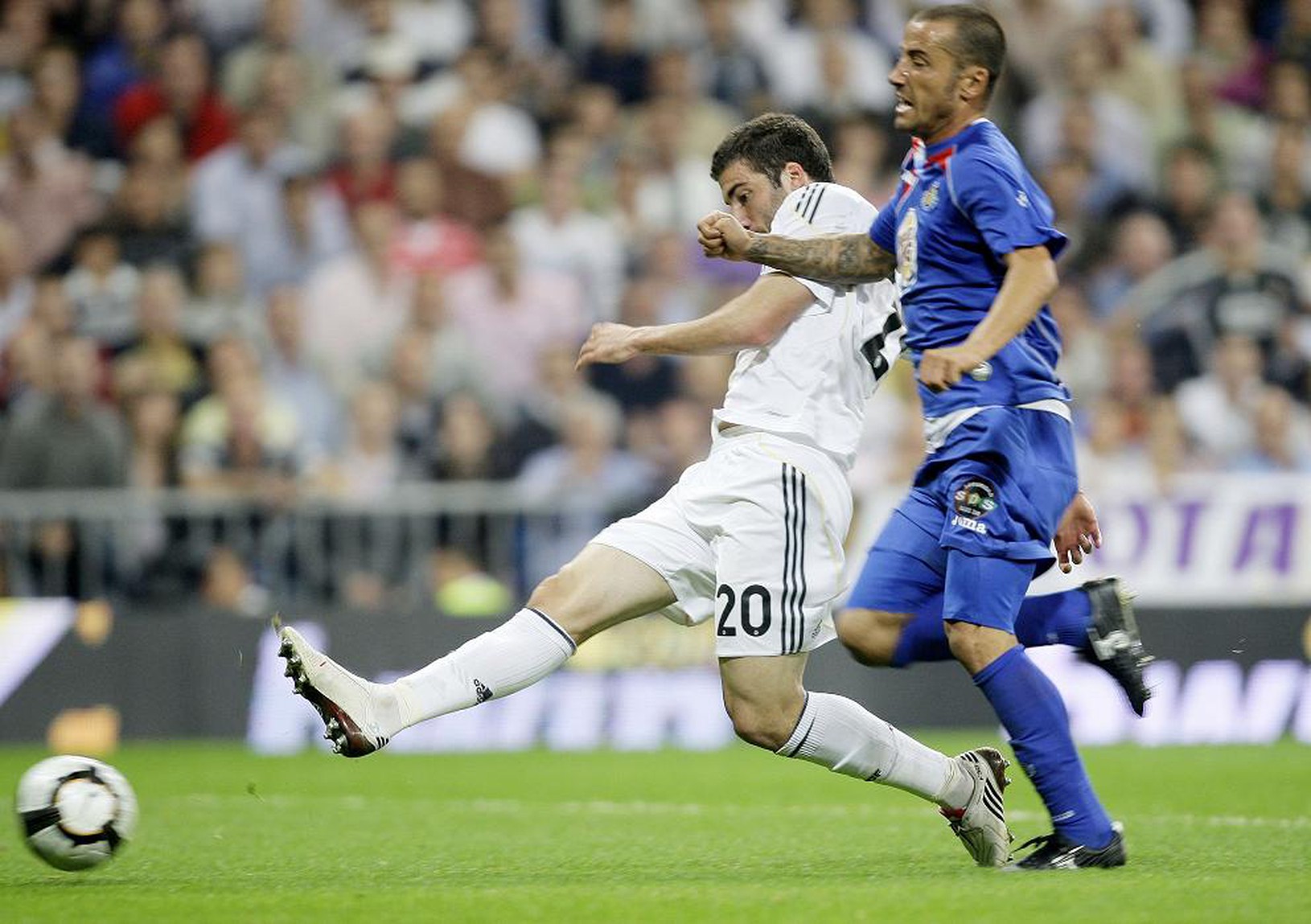 Gonzalo Higuain skóruje do