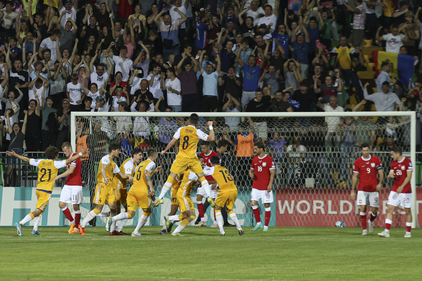Futbalisti Moldavska oslavujú gól
