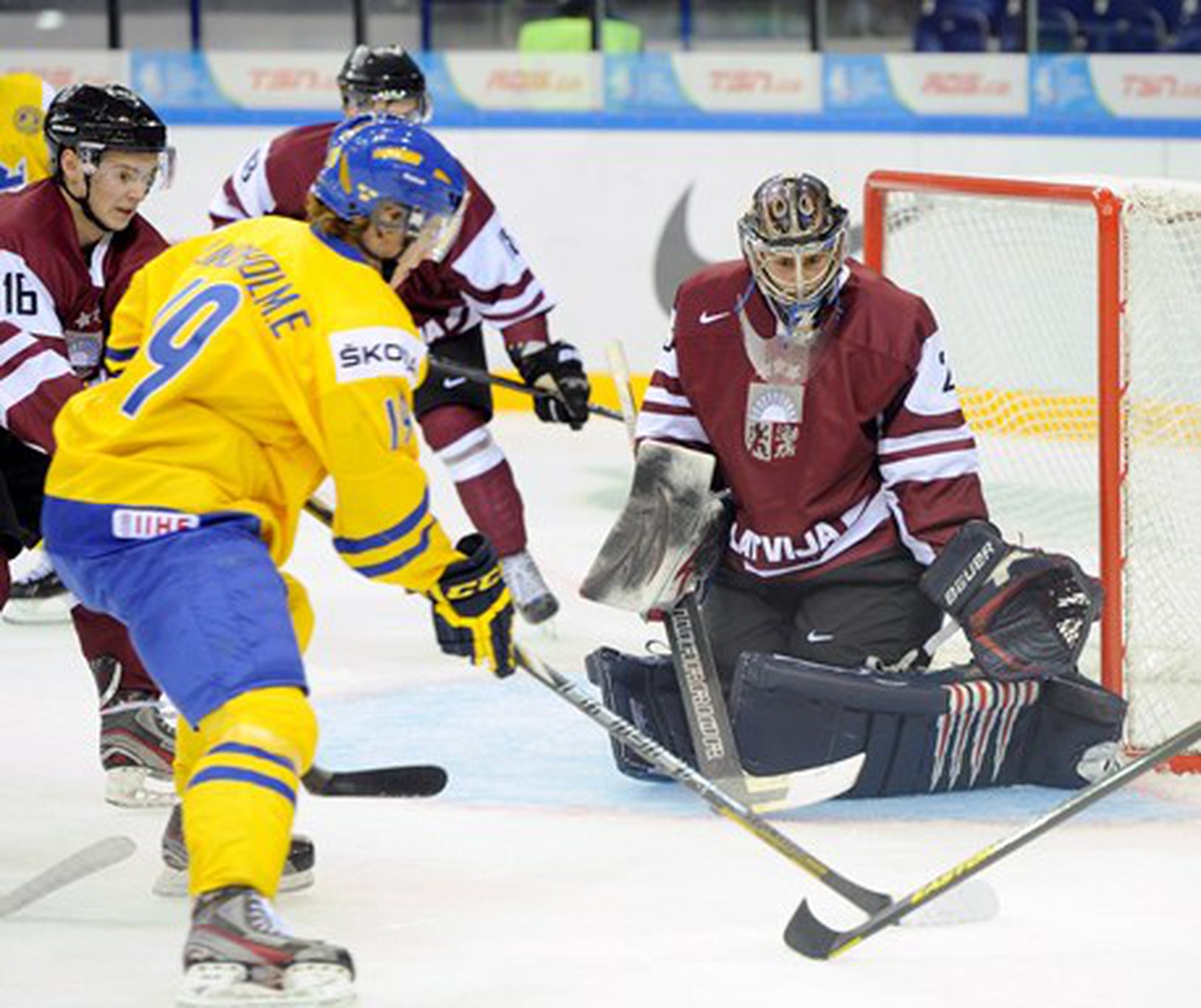 Elias Lindholm pred bránkou