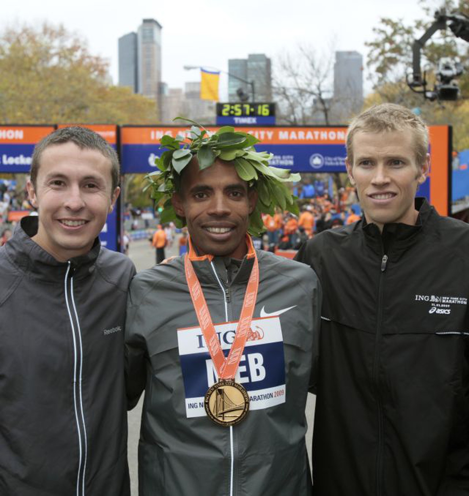 Meb Keflezighi s medailou