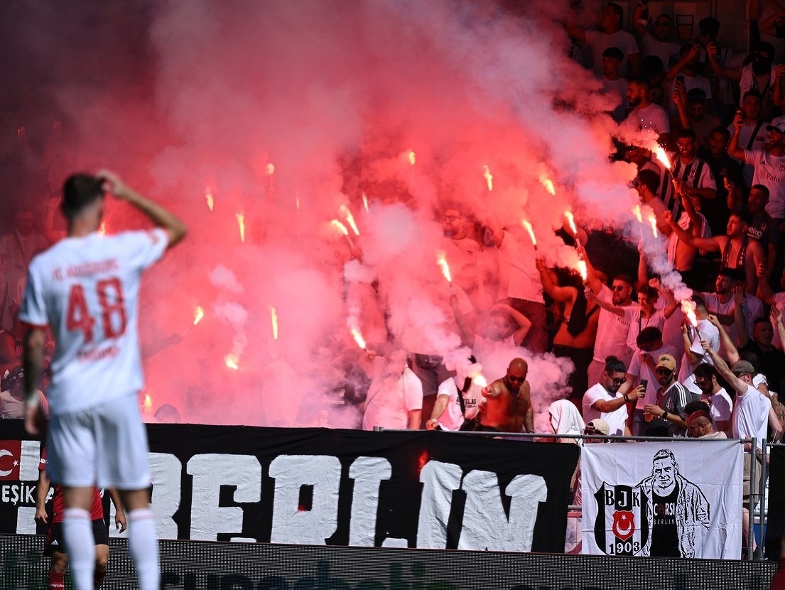 Fanúšikovia Besiktasu počas súboja