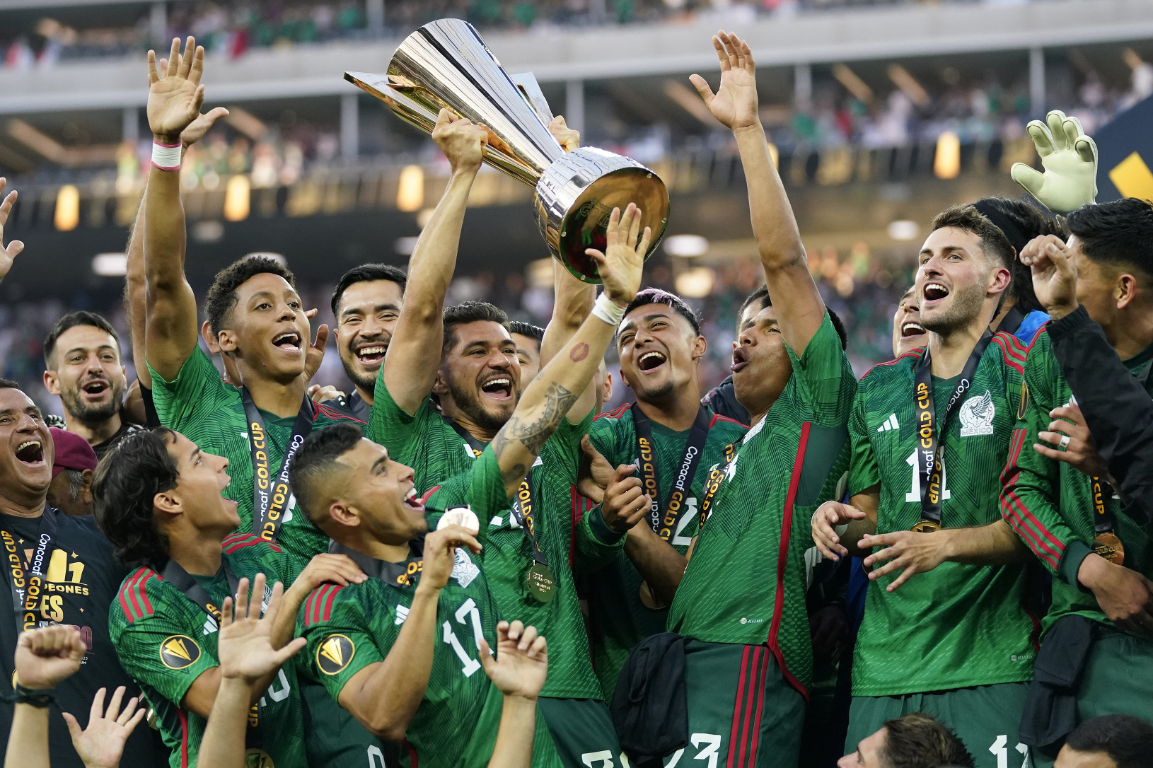 Futbalisti Mexika oslavujú zisk