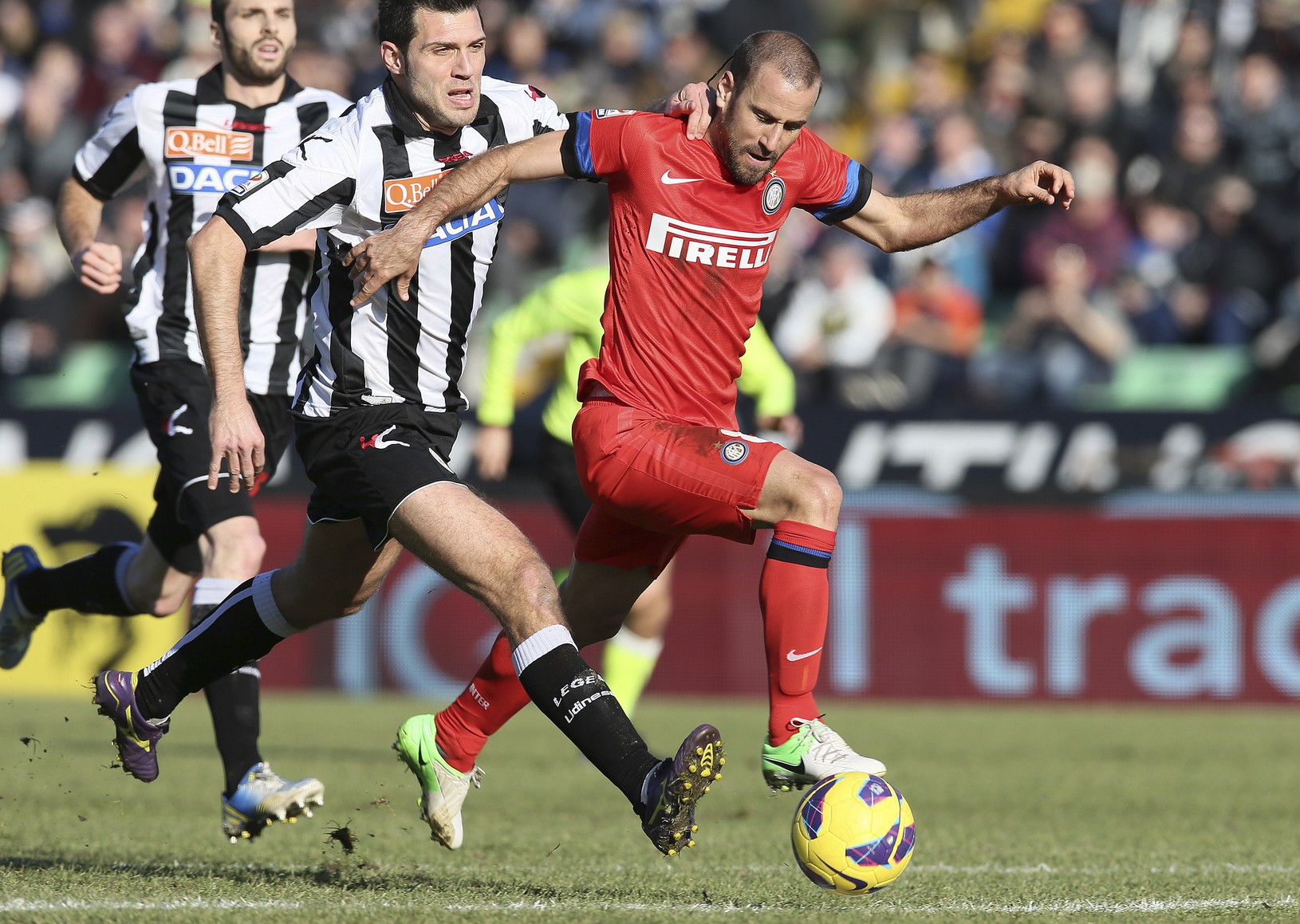 Rodrigo Palacio preniká defenzívou