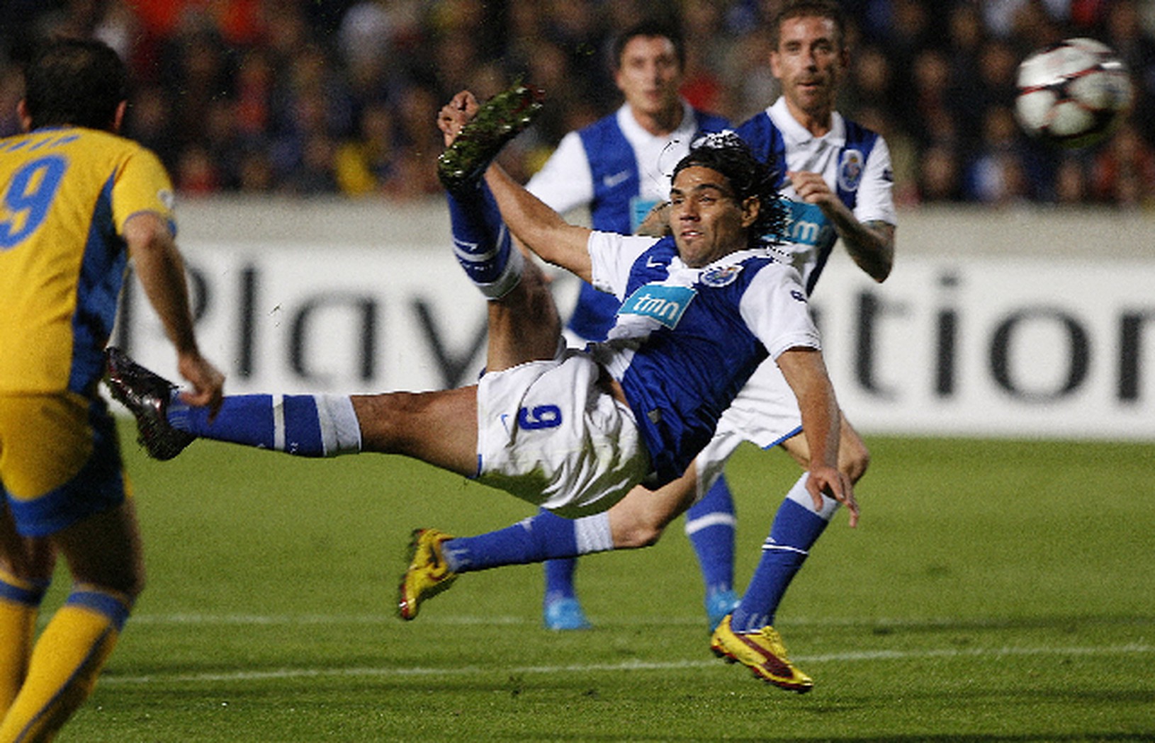 Falcao akrobaticky zakončuje