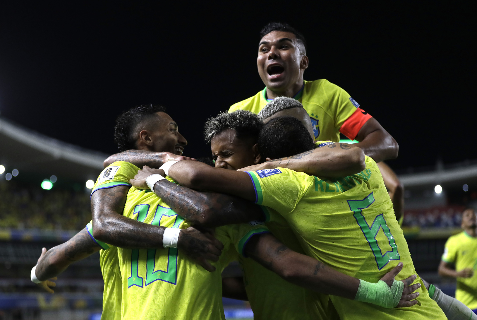 Futbalisti Brazílie oslavujú Neymarov