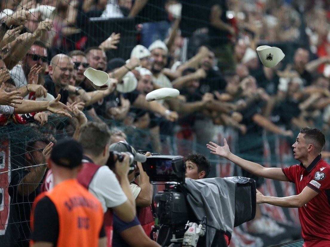 Albánski fanúšikovia počas súboja
