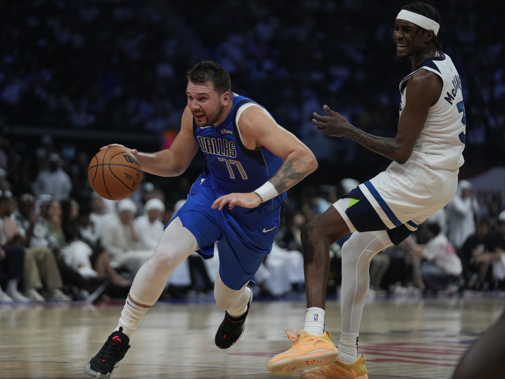 Luka Dončič (vľavo) počas