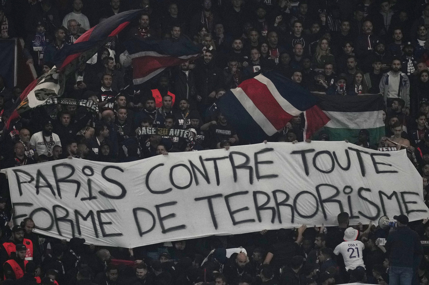 Futbaloví fanúšikovia držia transparent