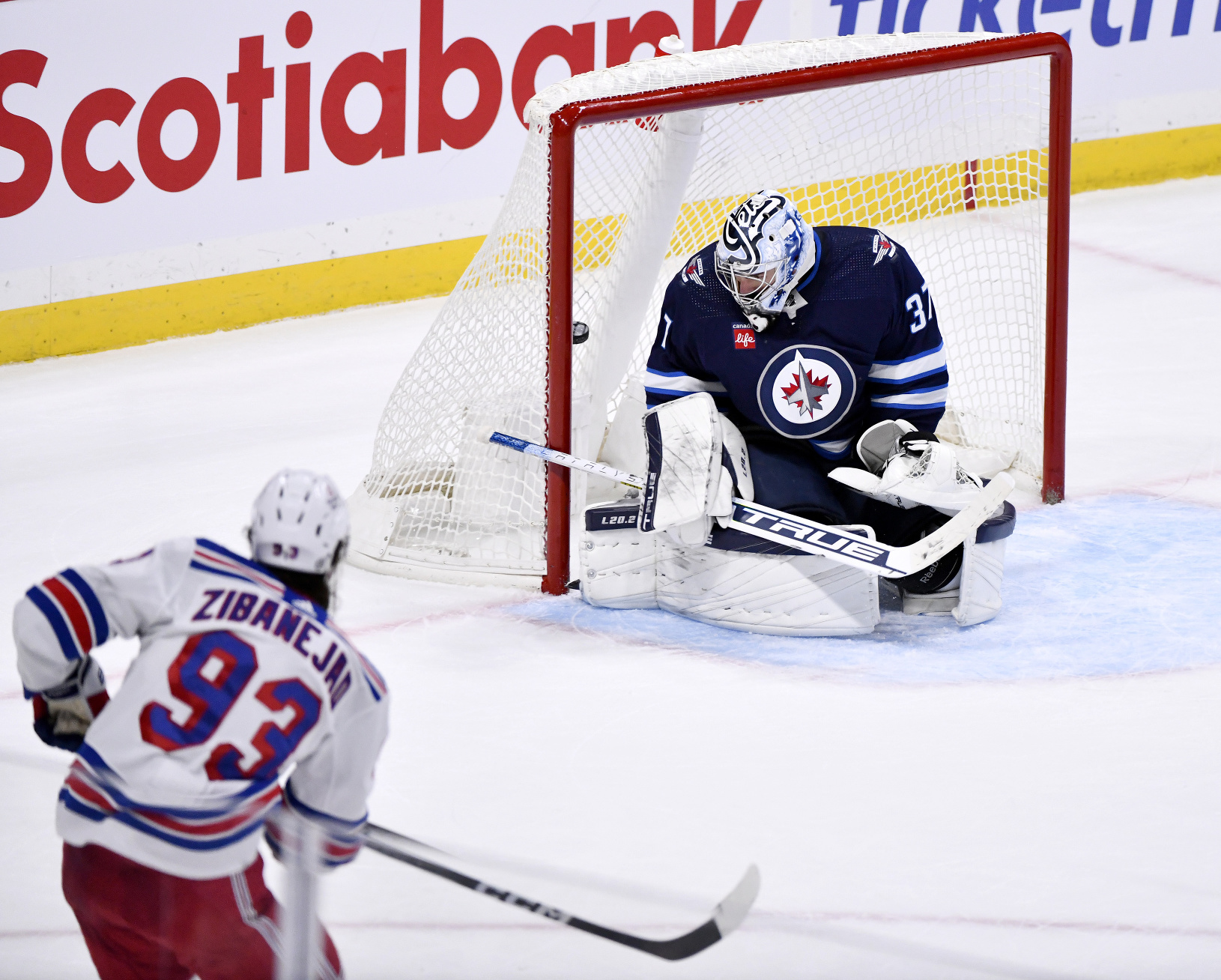 Mika Zibanejad prekonáva Connora
