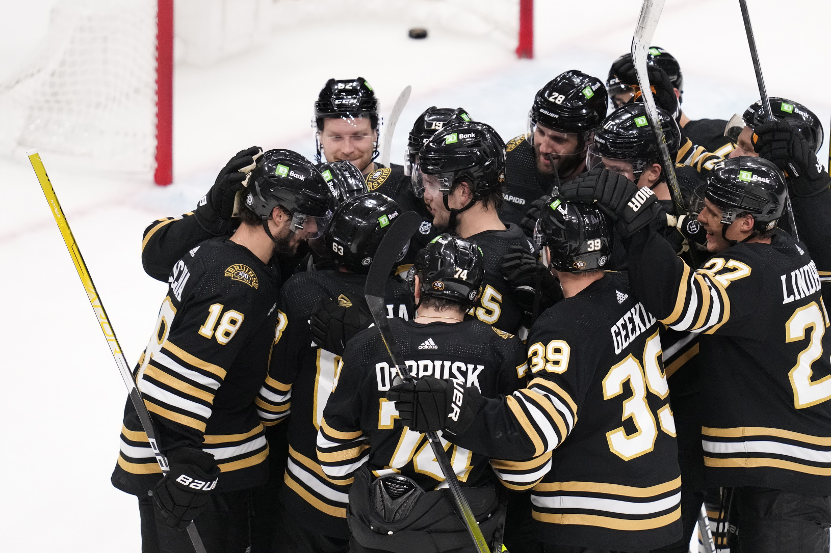Radujúci sa Bruins po