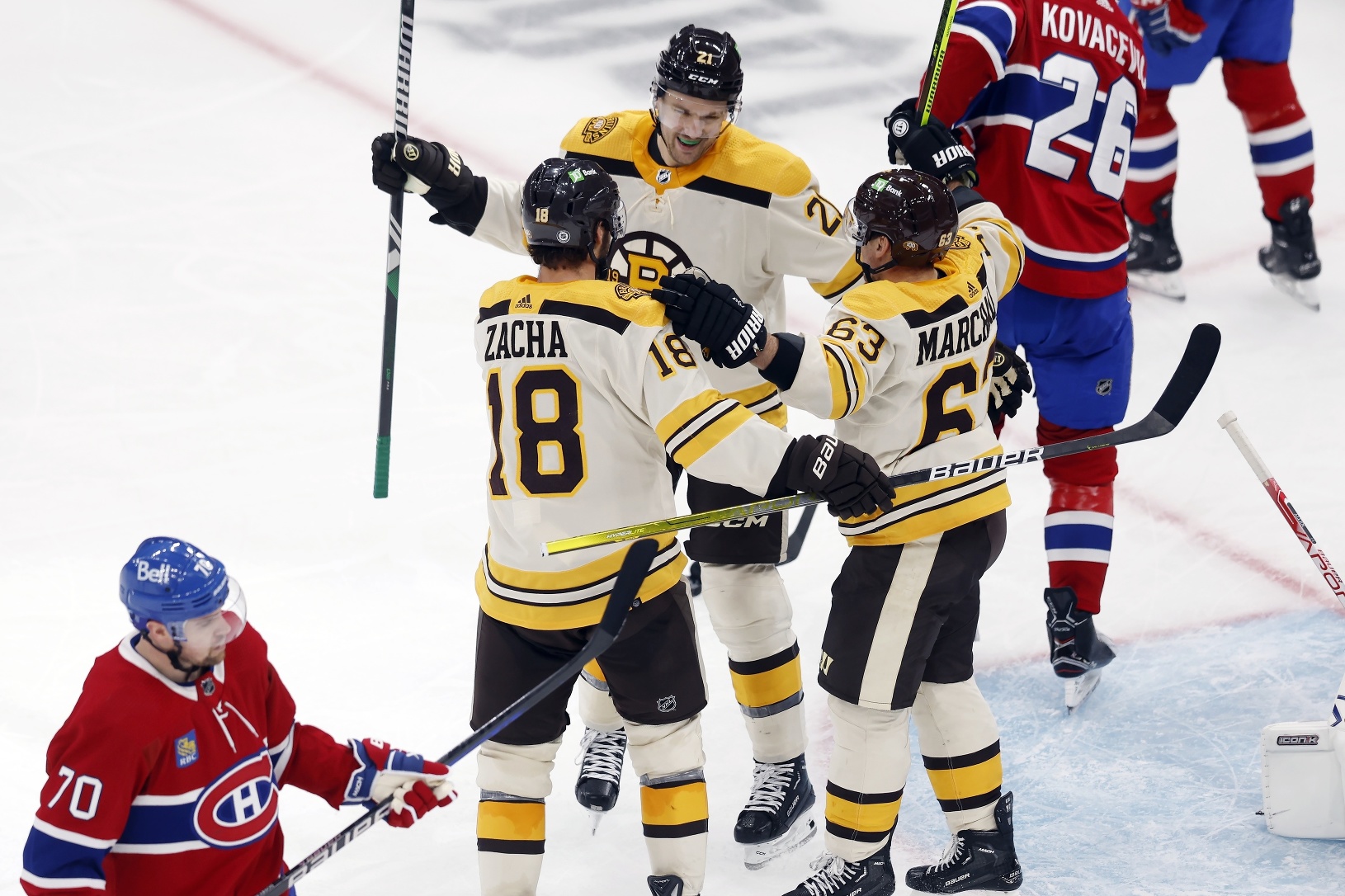 Hokejisti Bostonu oslavujú gól