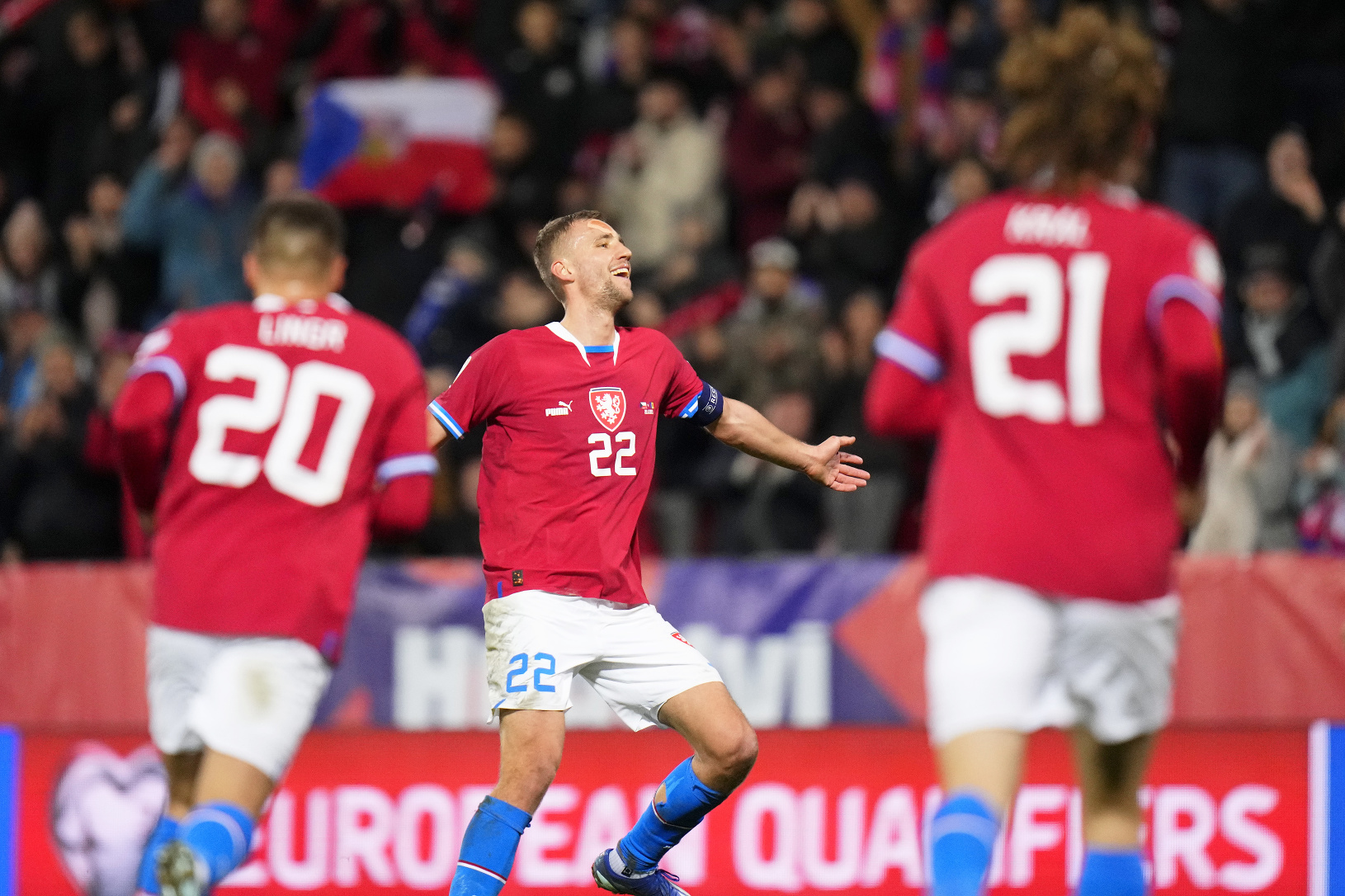 Českí futbalisti oslavujú gól