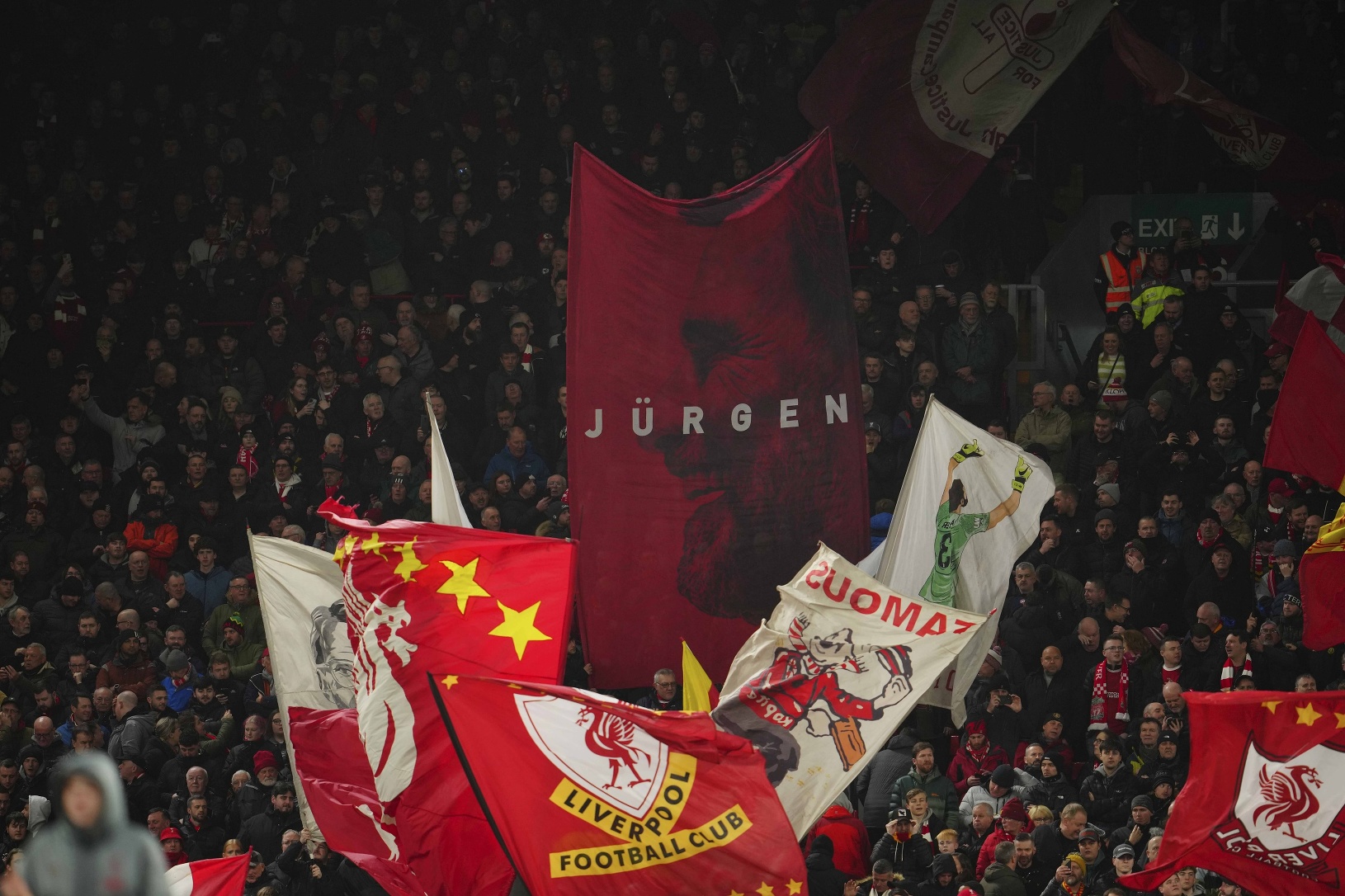 Fanúšikovia Liverpoolu mávajú vlajkami