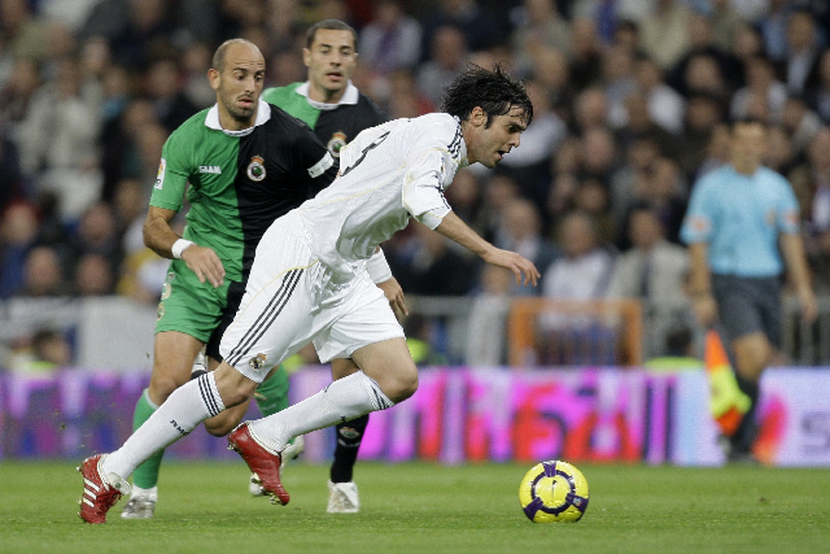 Kaká uniká obrancom Santanderu