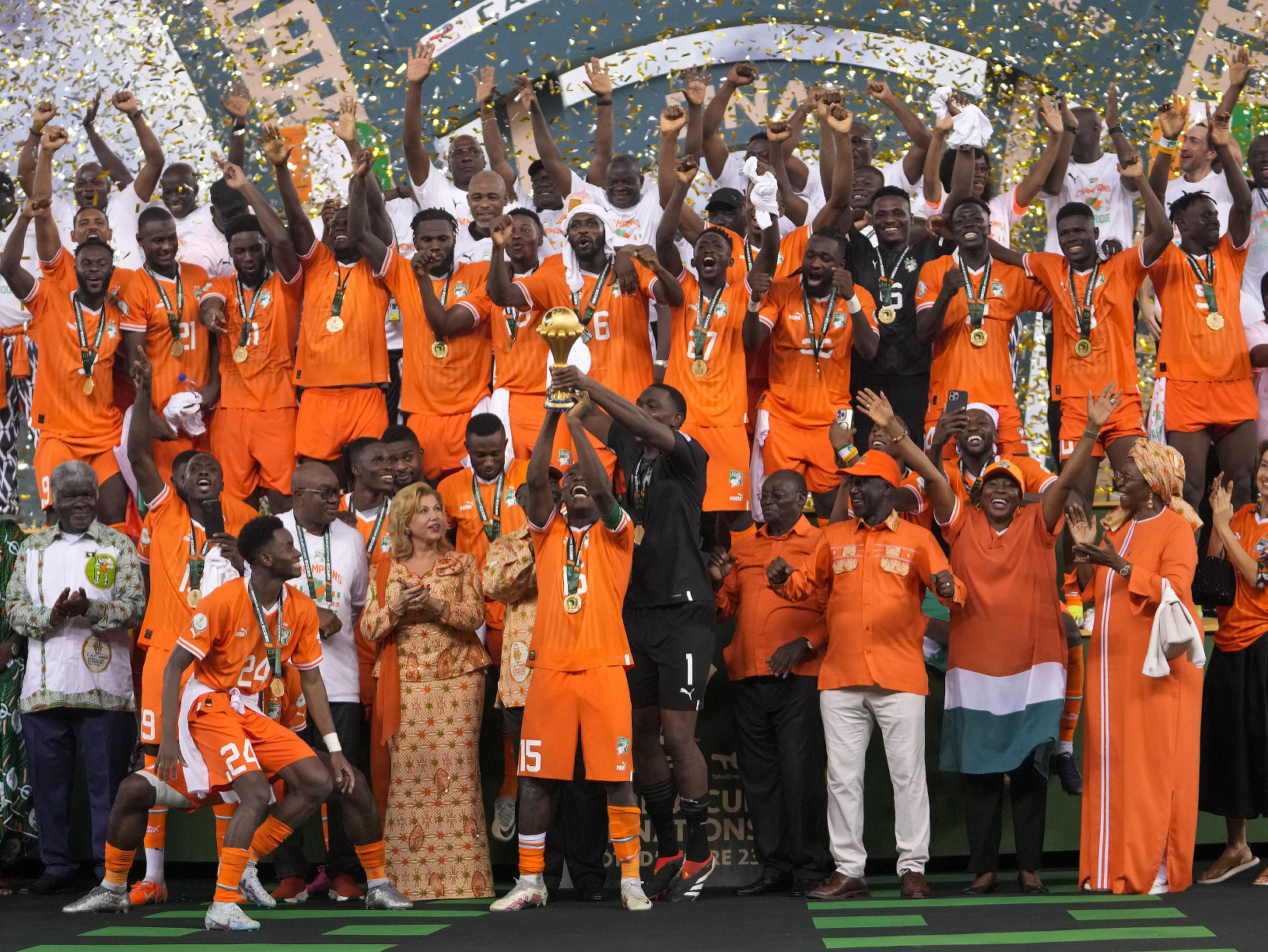 Hráči Pobrežia Slonoviny oslavujú