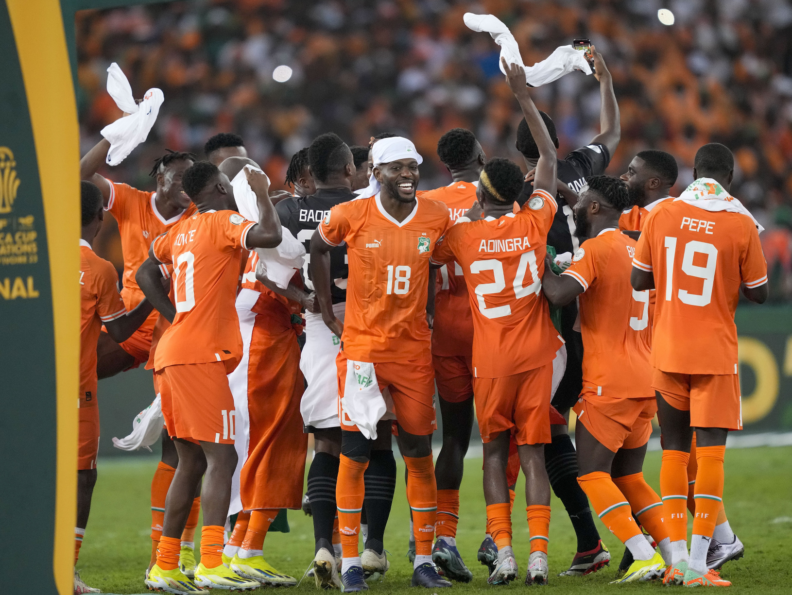 Hráči Pobrežia Slonoviny oslavujú