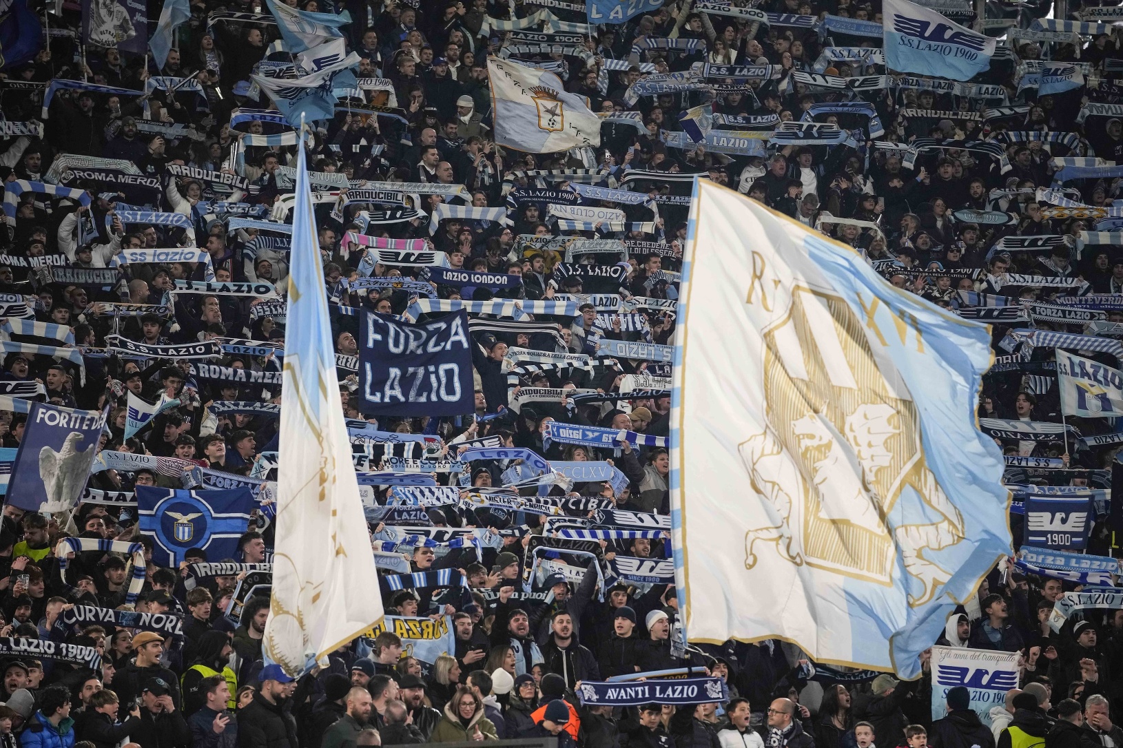 Fanúšikovia Lazio Rím skandujú