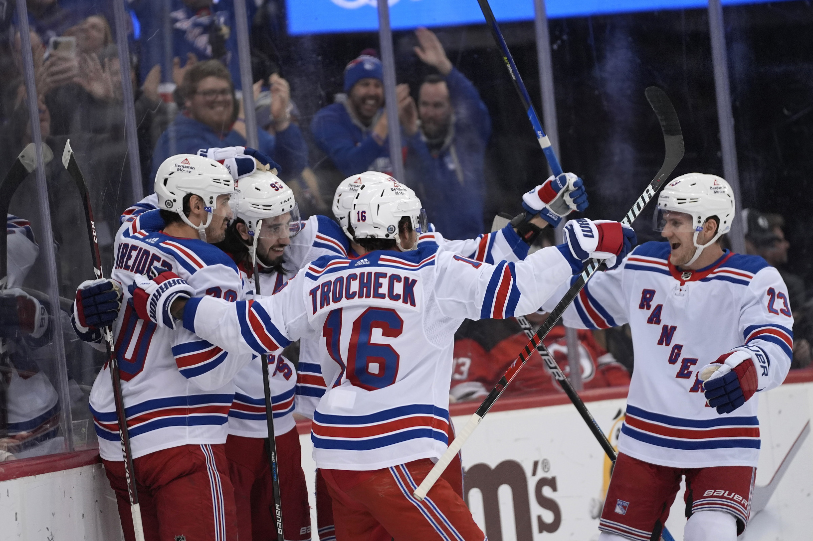 Hokejisti Rangers oslavujú gól