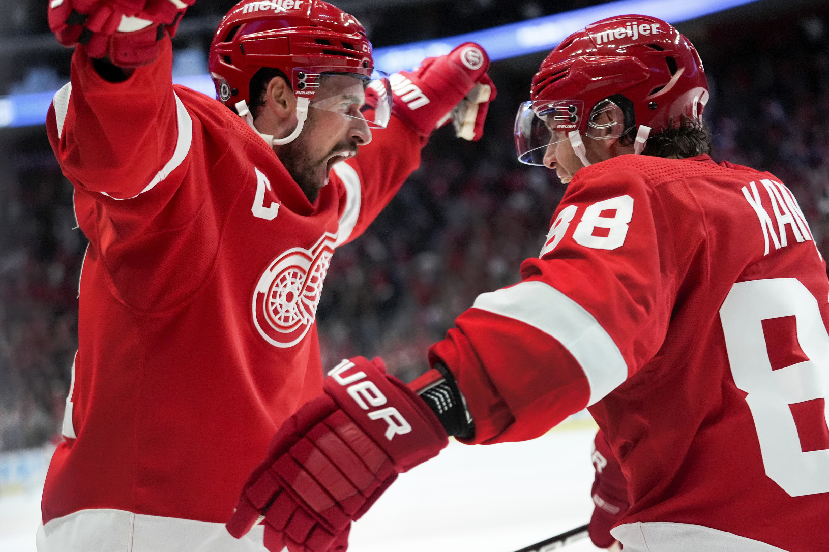 Patrick Kane (vpravo) a