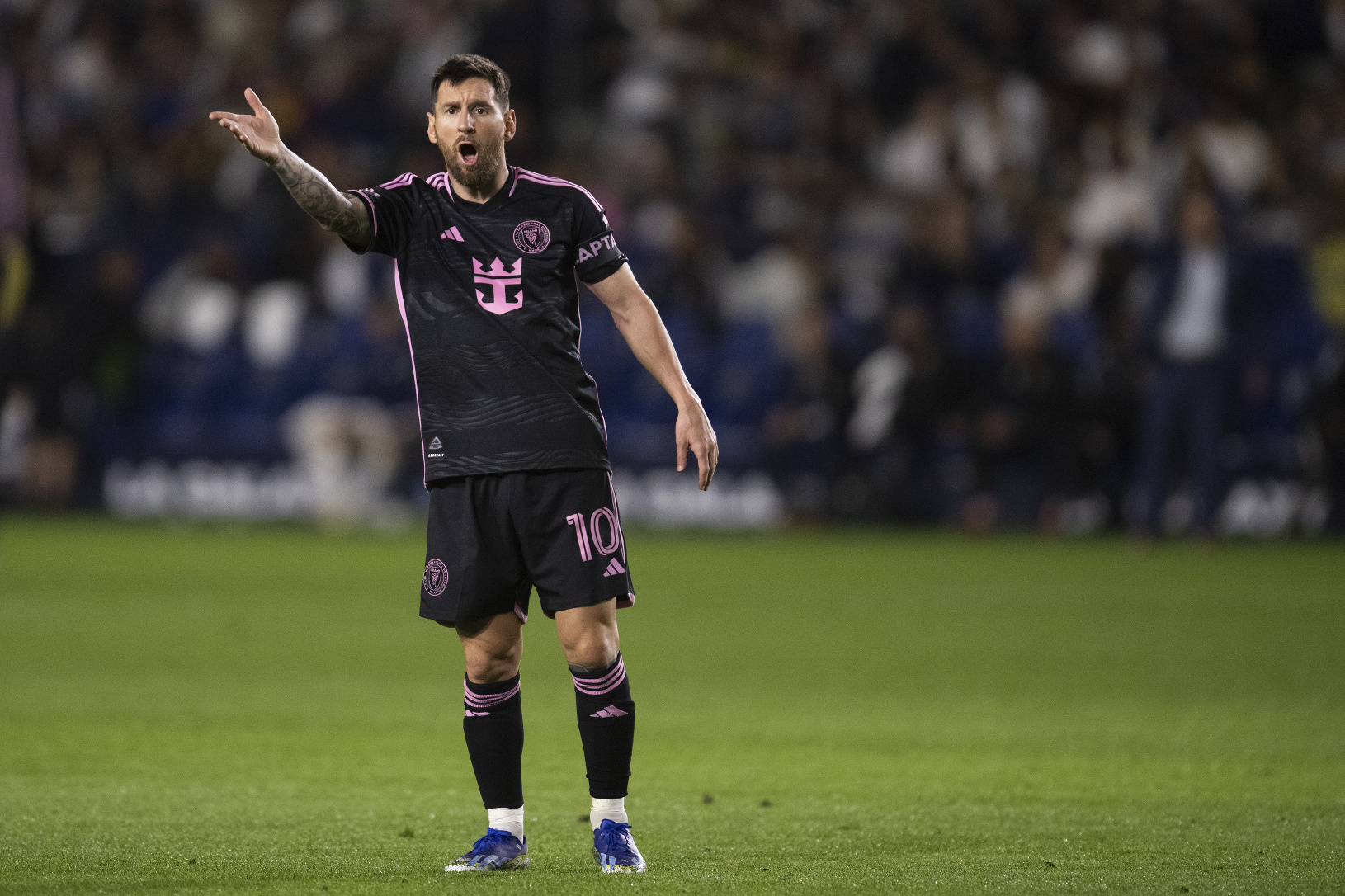 Lionel Messi gestikuluje počas